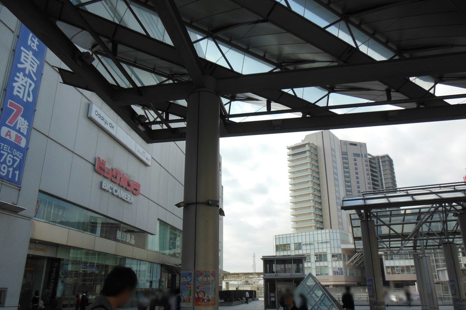 城市车站的屋顶与现代建筑可见