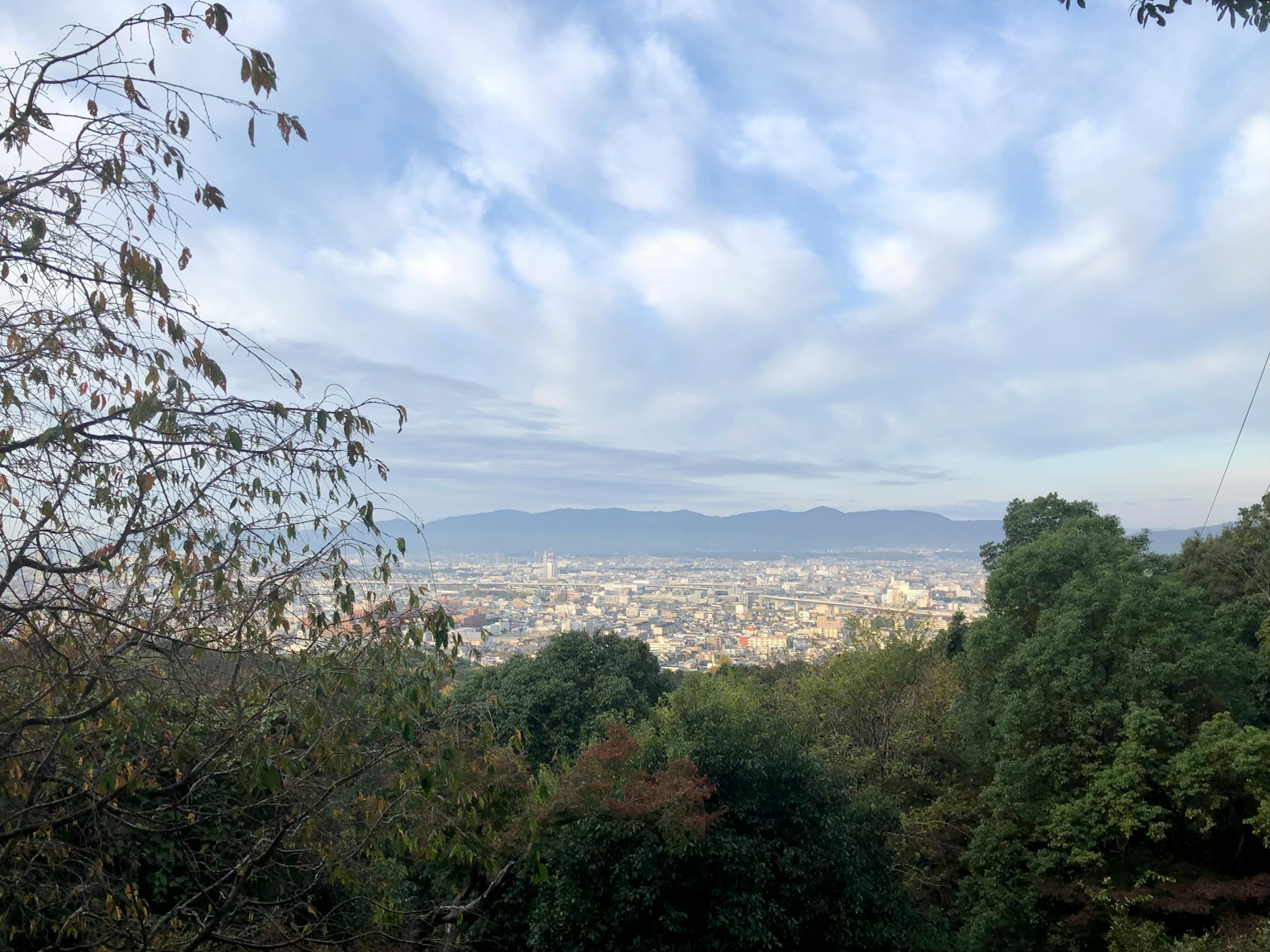 Vue de la ville depuis une montagne avec ciel bleu et nuages