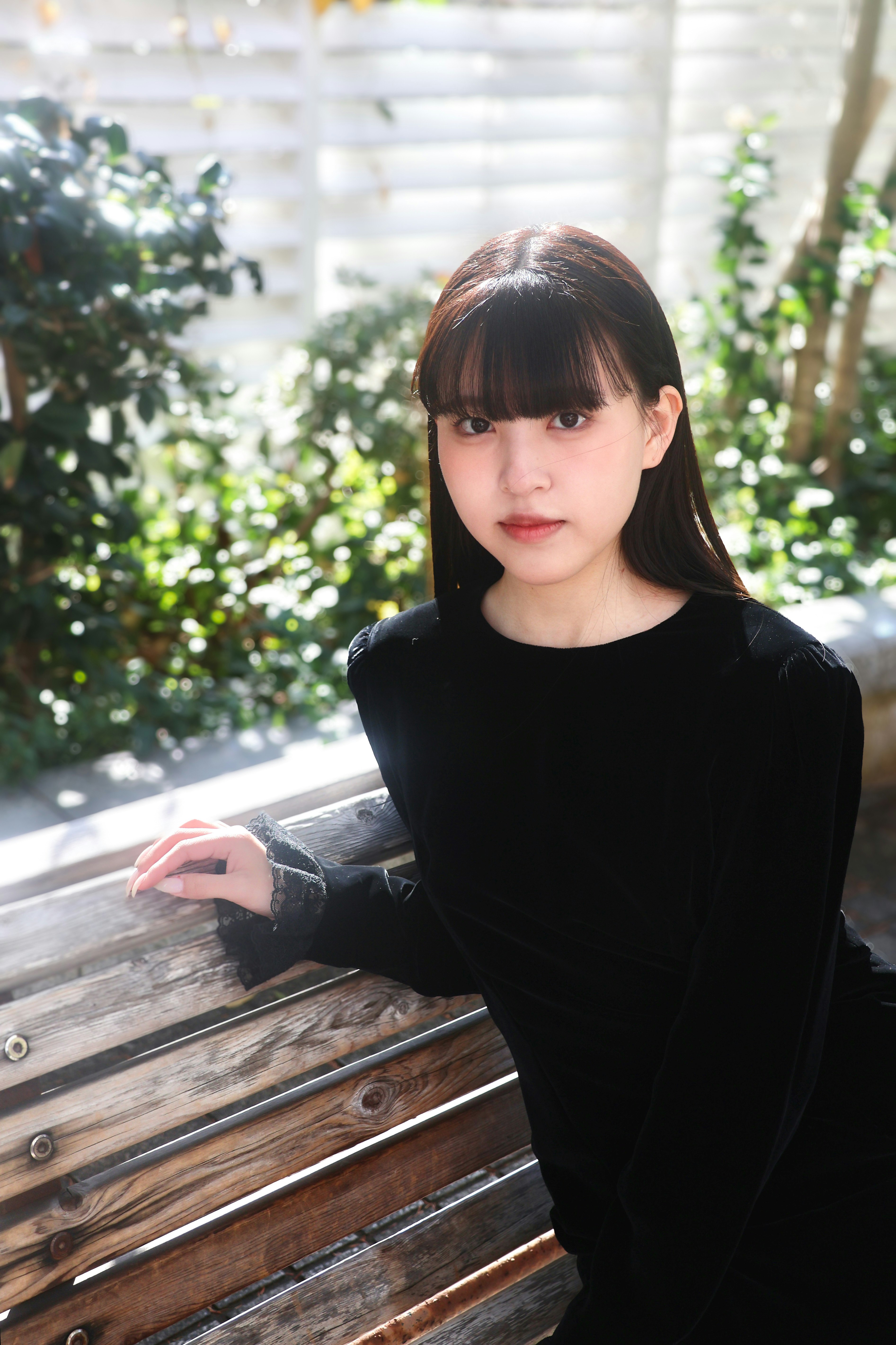 ベンチに寄りかかる女性のポートレート