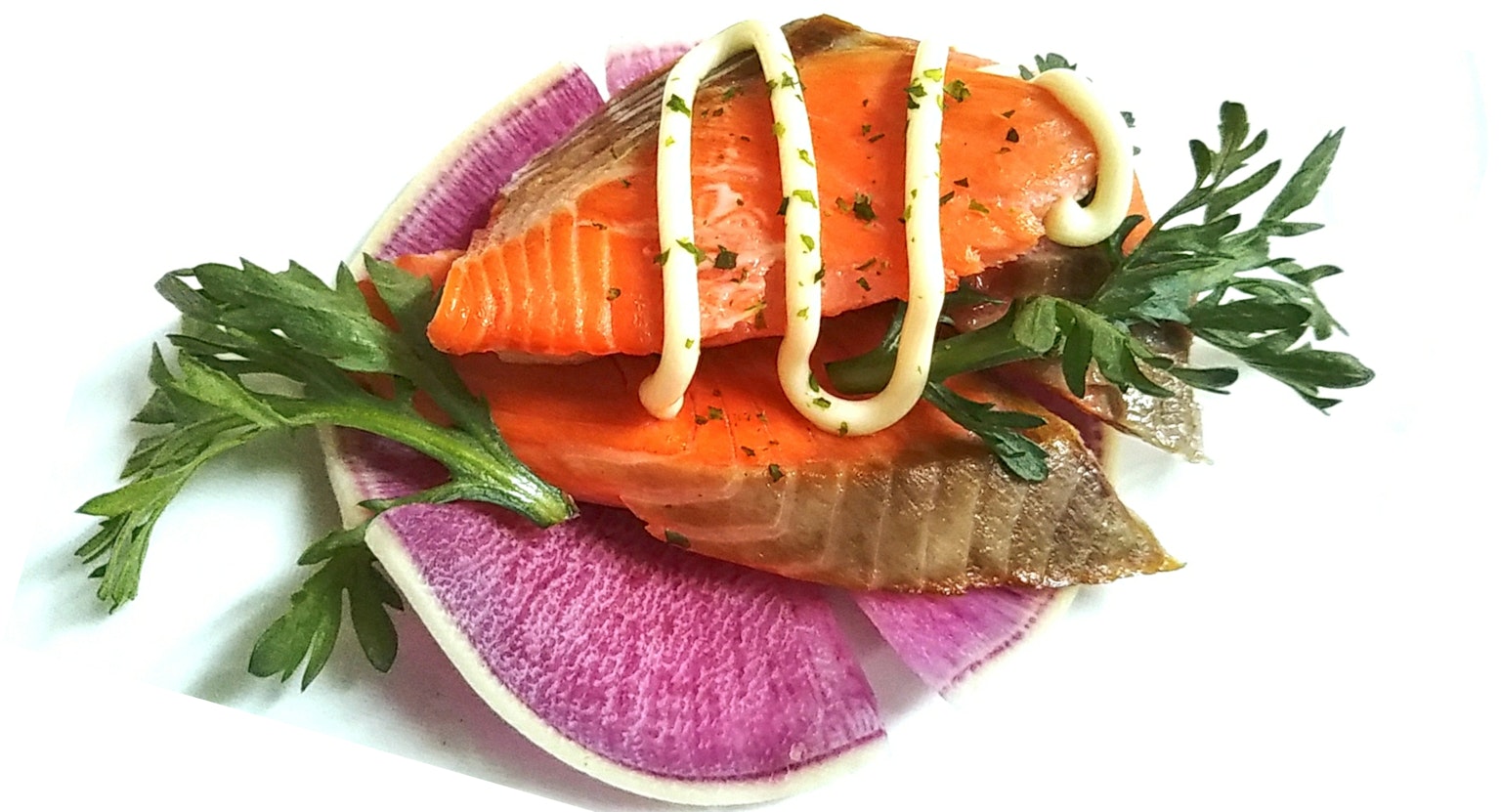 Saumon tranché garni de mayonnaise servi sur une assiette colorée