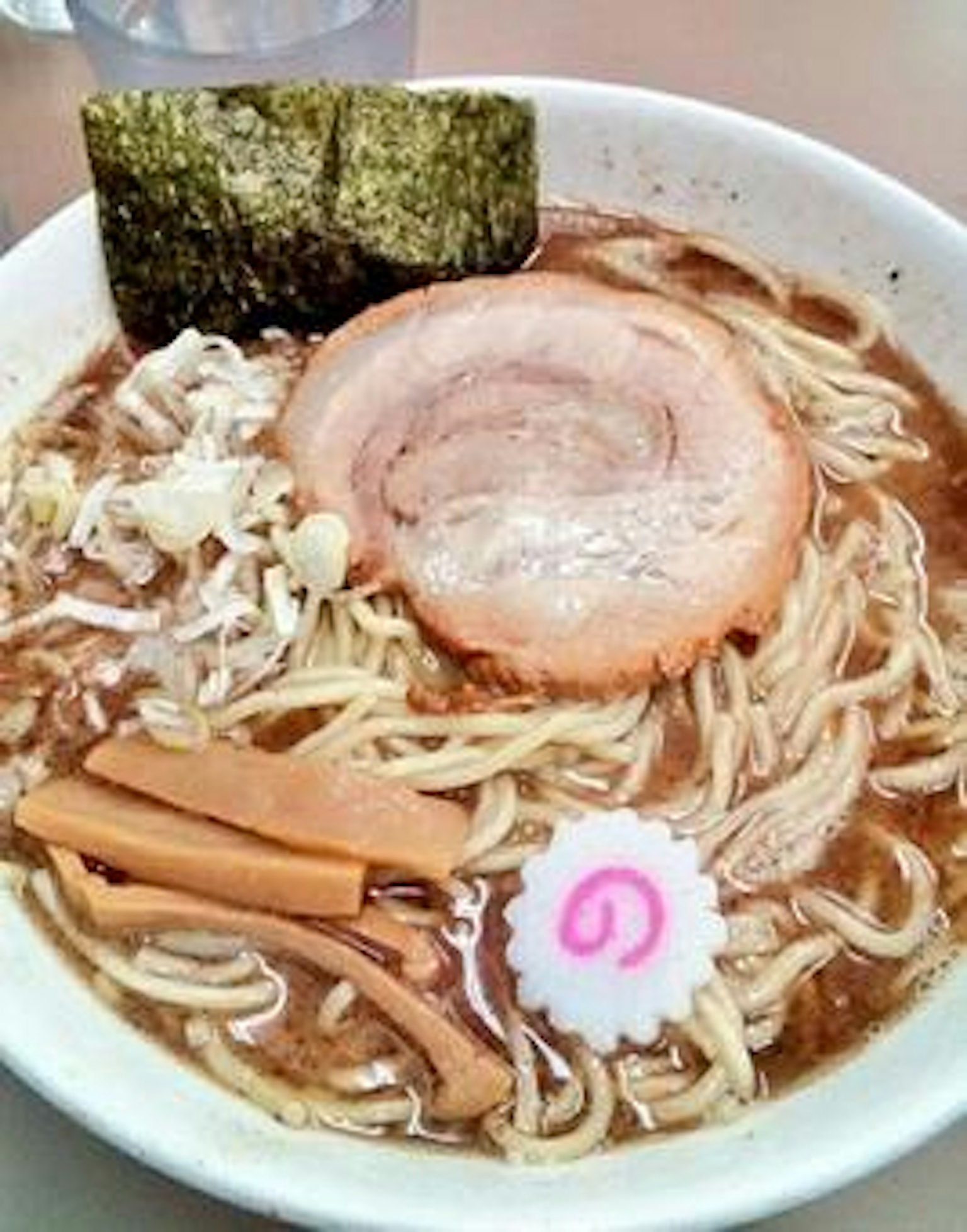 ชามราเมนที่มีหมูสไลซ์ สาหร่าย เห็ดไม้ไผ่ นารูโตมากิ และถั่วงอก