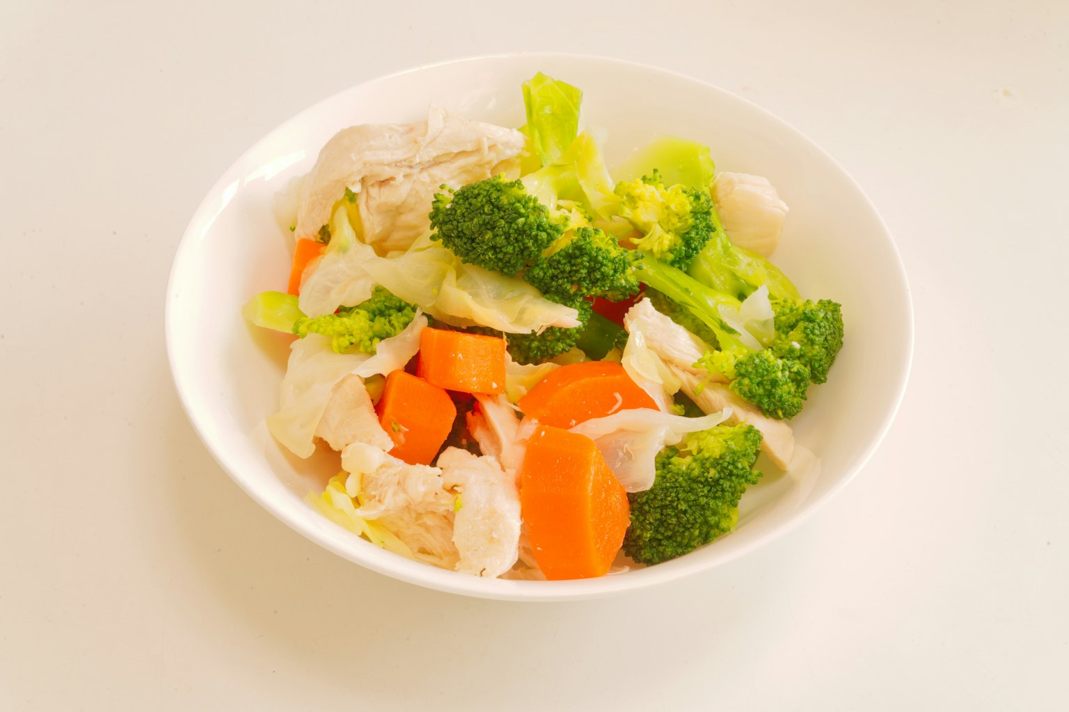 一碗混合蔬菜和鸡肉沙拉