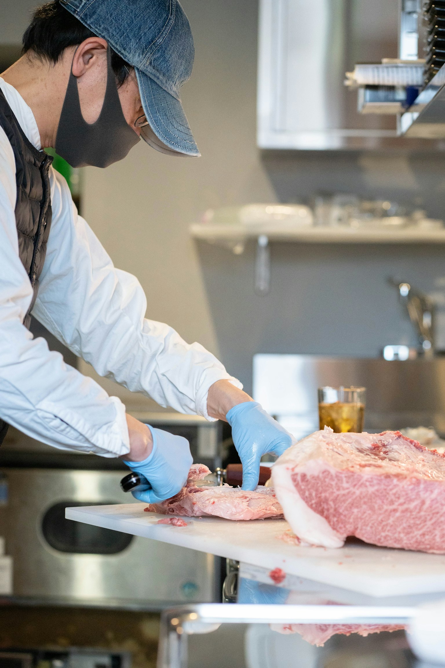 Chef preparando carne en una cocina