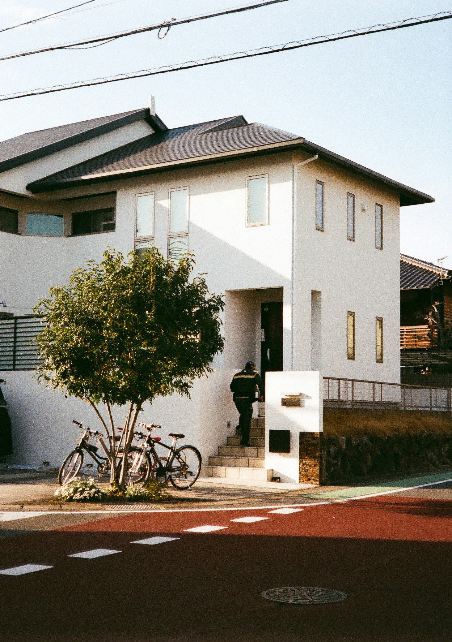 自転車のある住宅街の角の家の外観