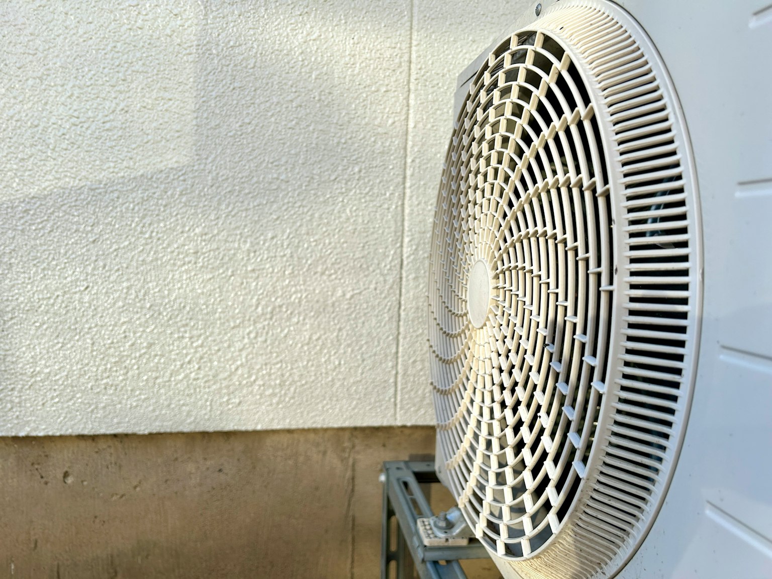 Seitenansicht einer Klimaanlagenventilatoreinheit, die an einer Wand montiert ist