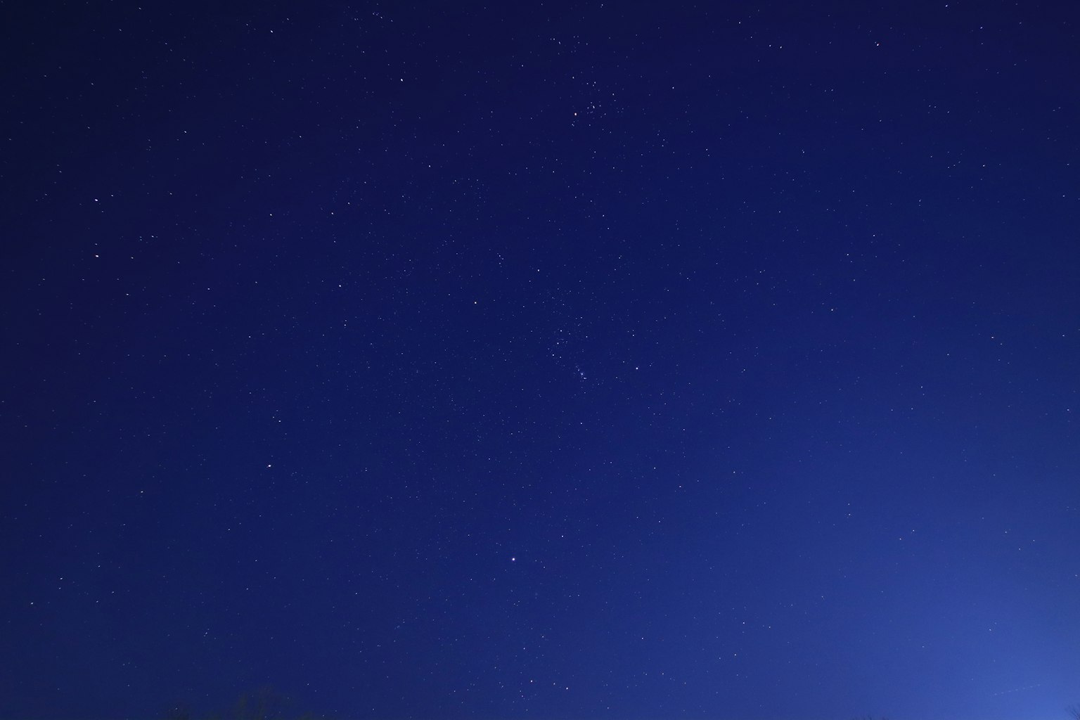 Langit malam gelap dipenuhi bintang-bintang yang berkilau
