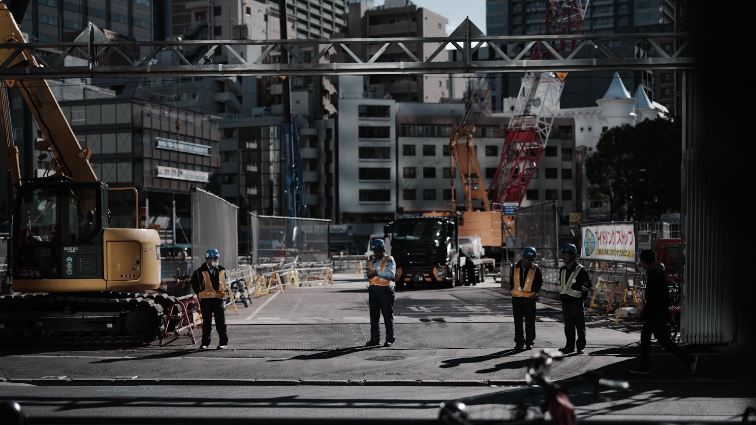 城市环境中的建筑工地，工人和重型机械
