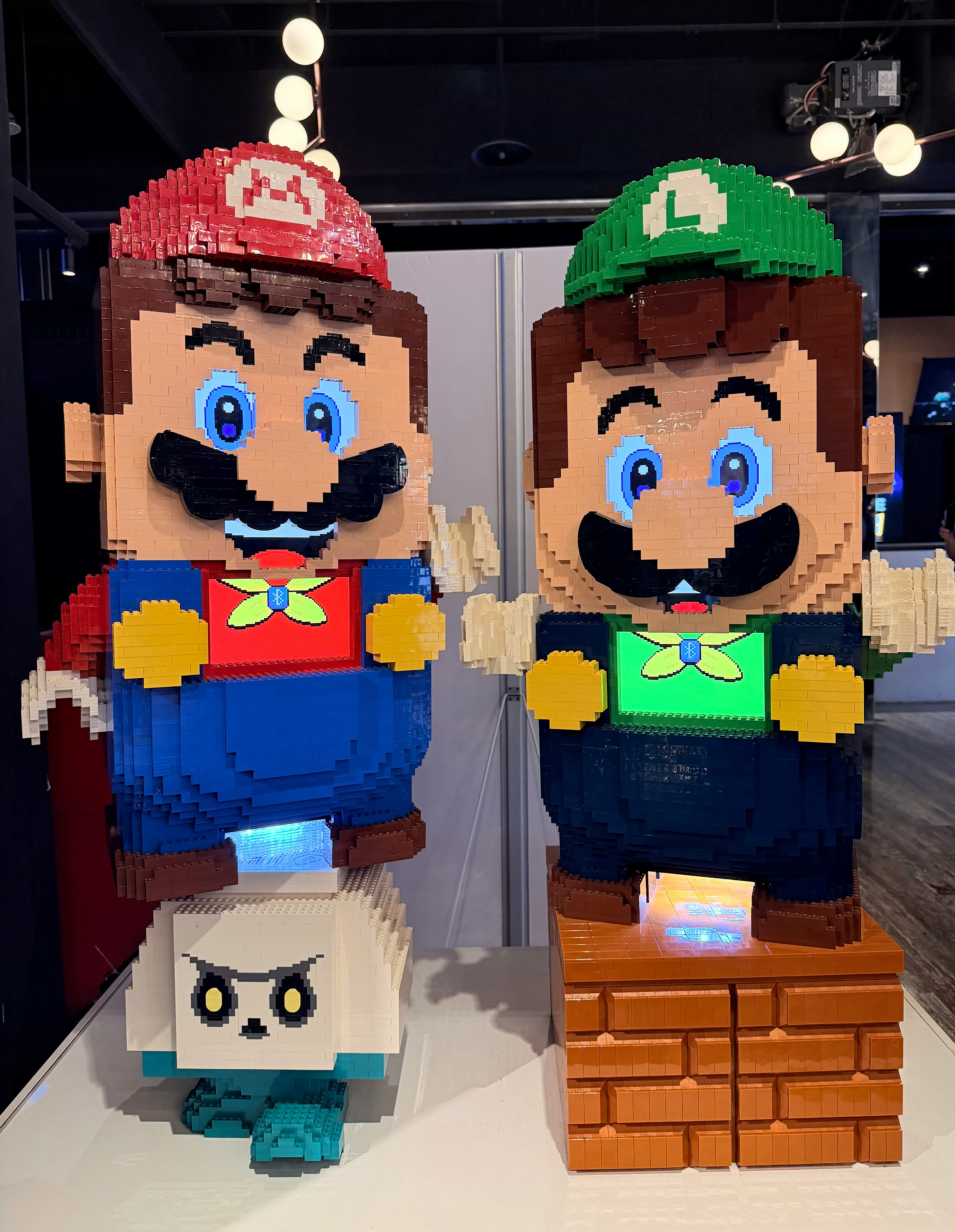 レゴ風のマリオとルイージのフィギュアが並ぶ展示棚