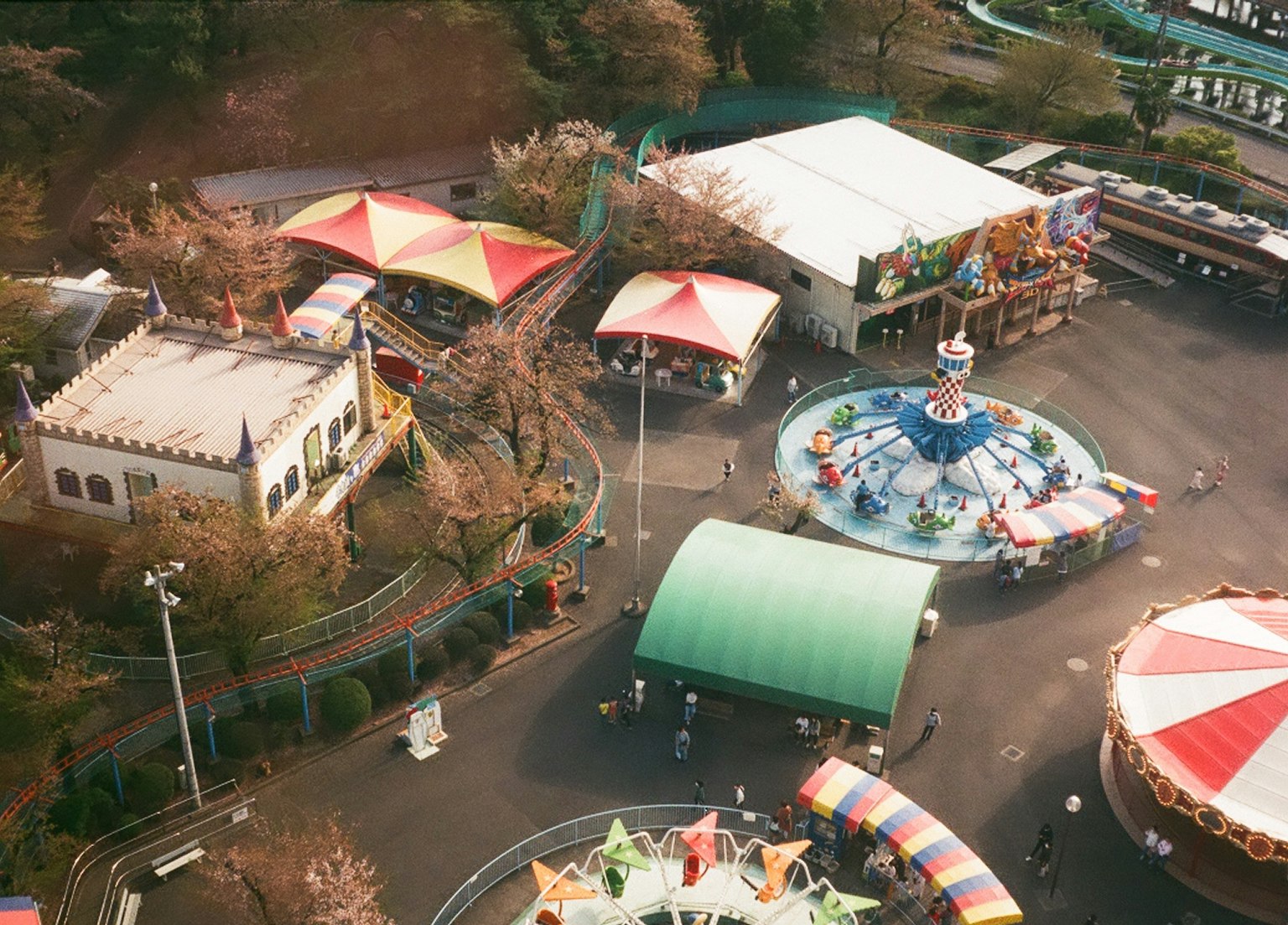 Vista aerea di un parco divertimenti con tende colorate e giostre