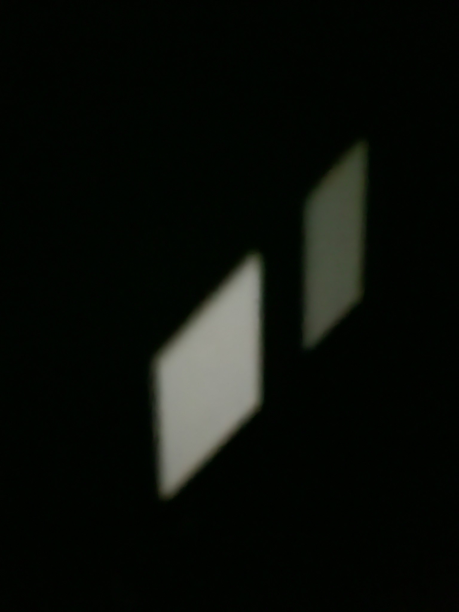Deux formes carrées blanches illuminées sur un fond sombre