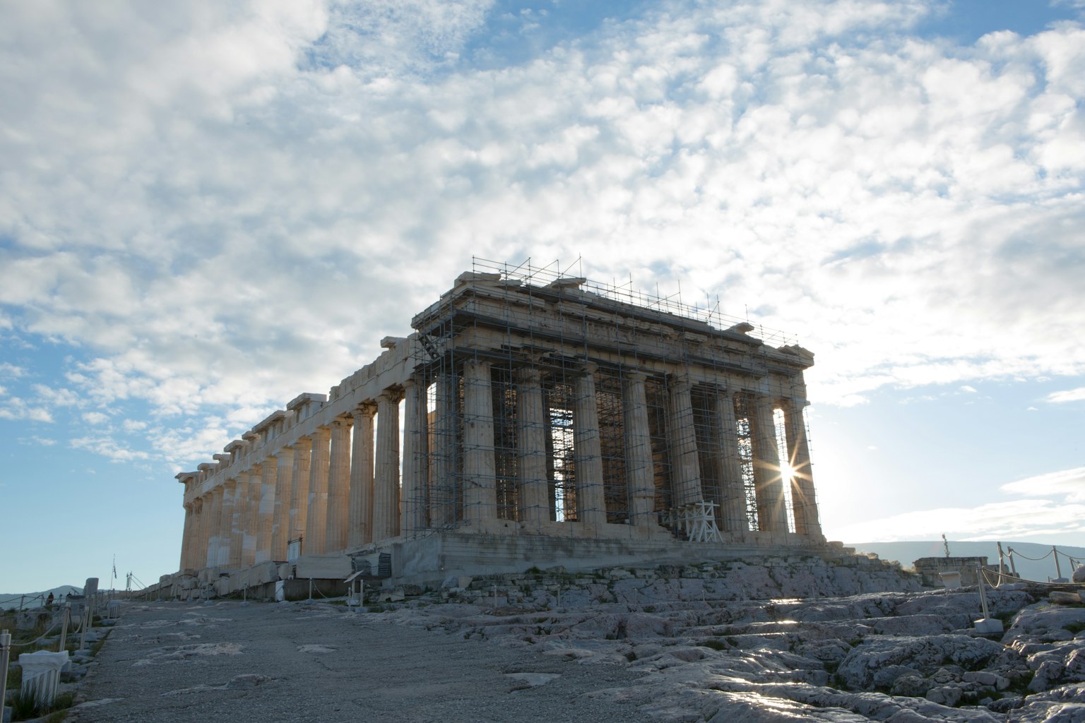 Kuil Parthenon di Akropolis diterangi oleh matahari terbenam