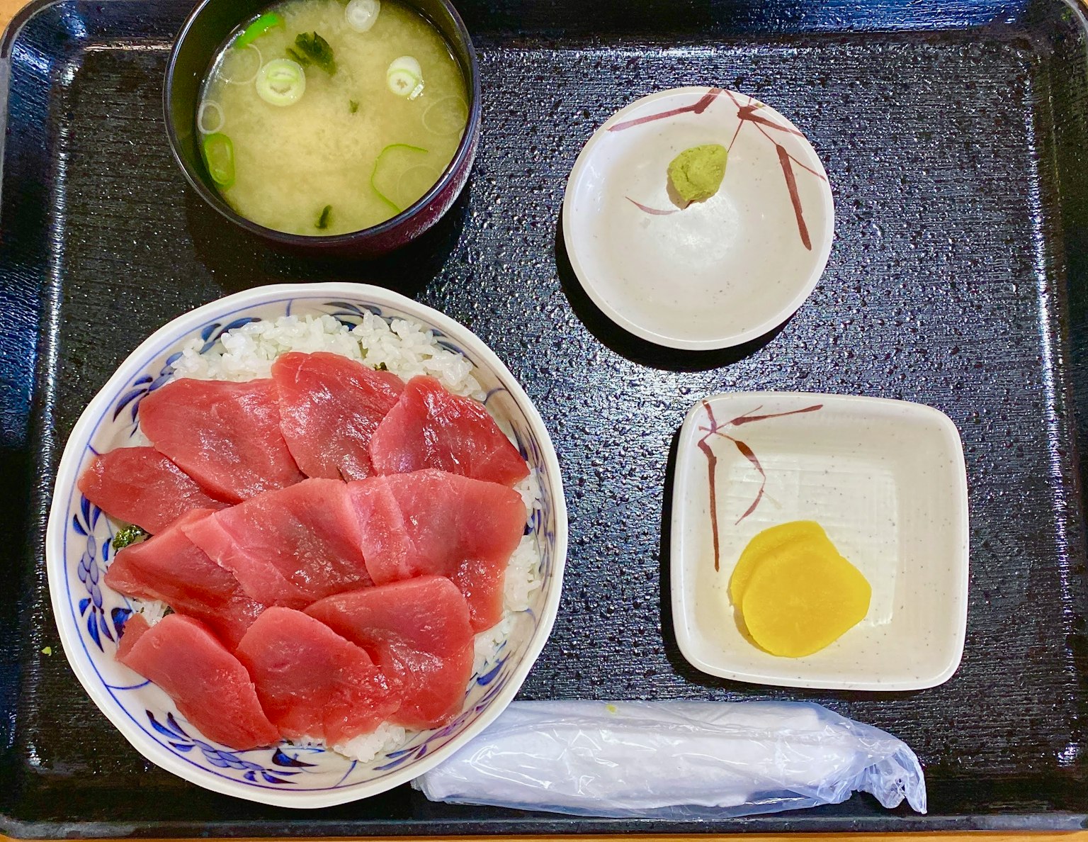 Bát sashimi cá ngừ tươi được phục vụ với súp miso wasabi và gừng dưa trong bữa ăn Nhật Bản