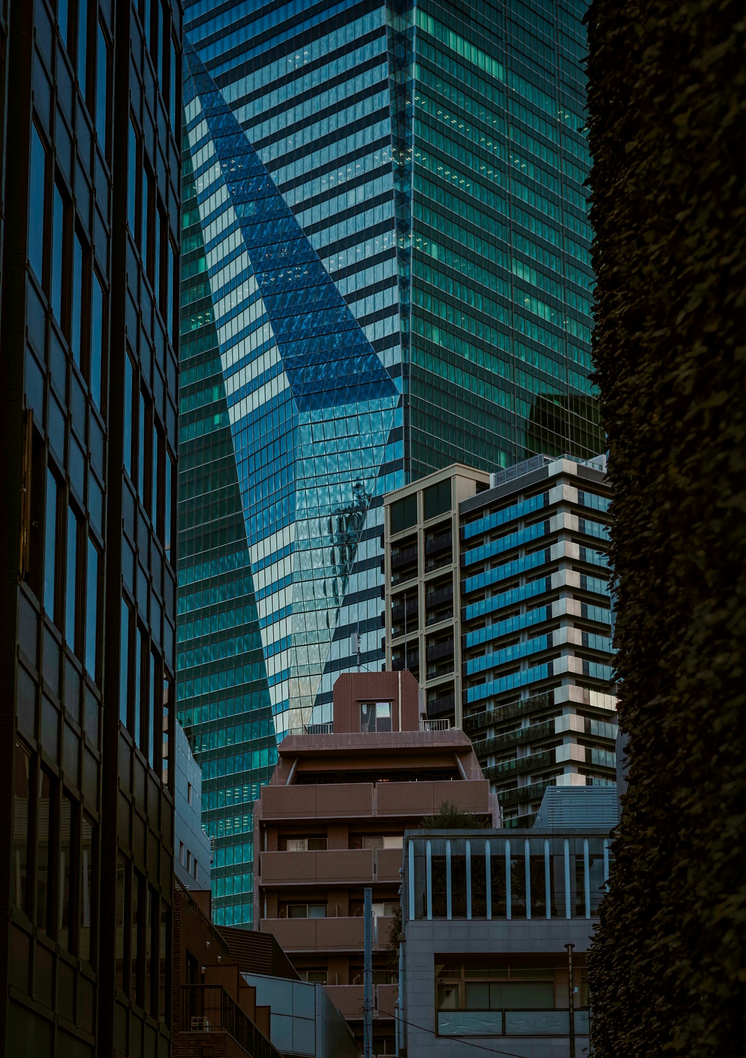 城市風景，特色高層建築的反射和幾何設計