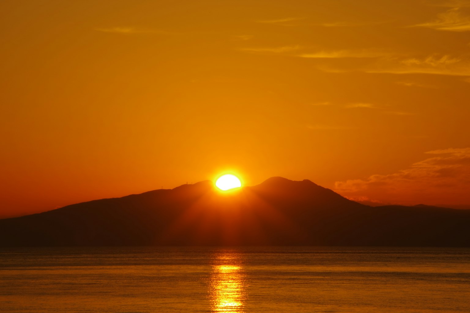 美丽的日出景观,太阳升起在山上