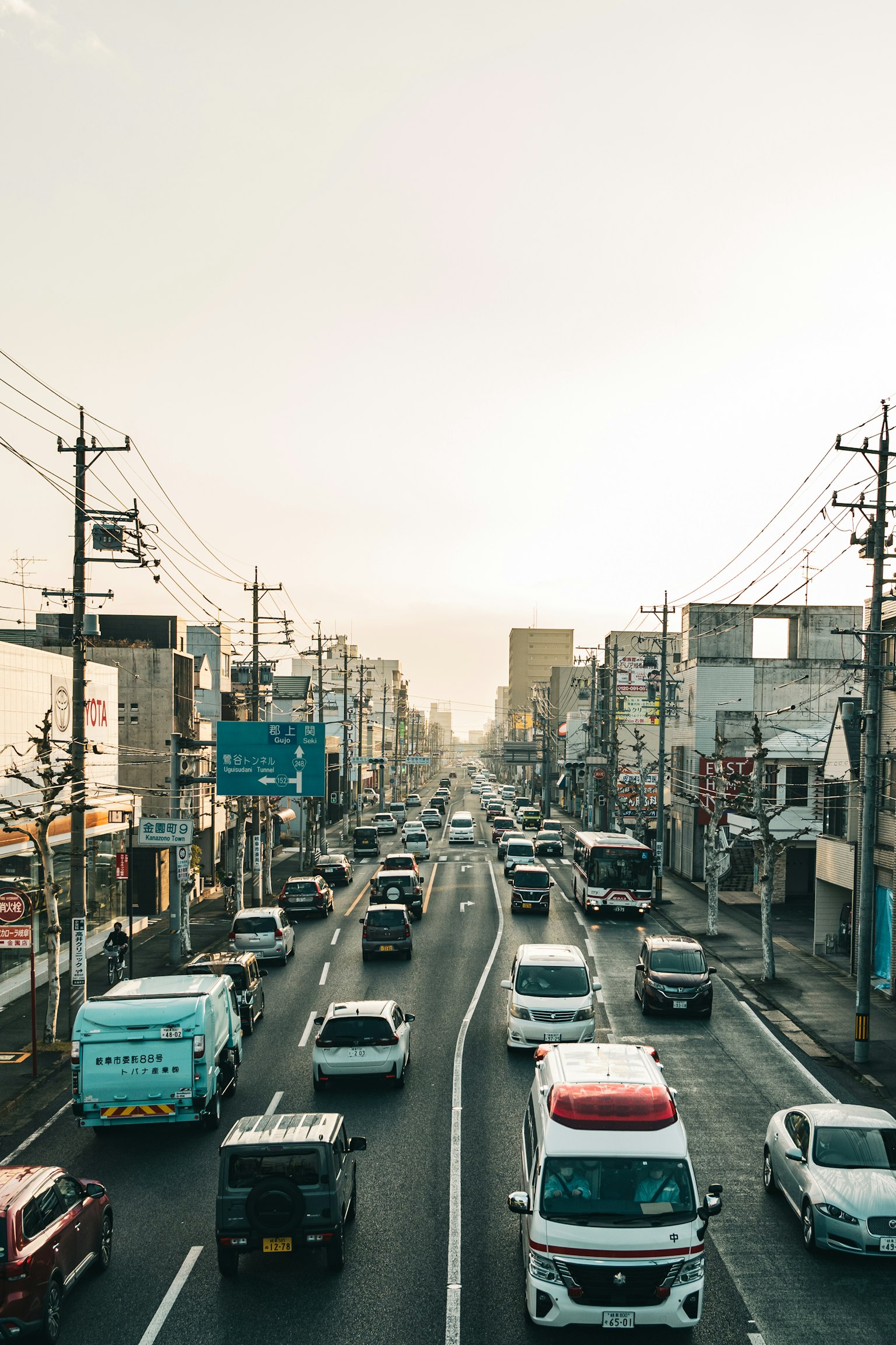繁忙的城市街道，沿街有各種車輛和建築