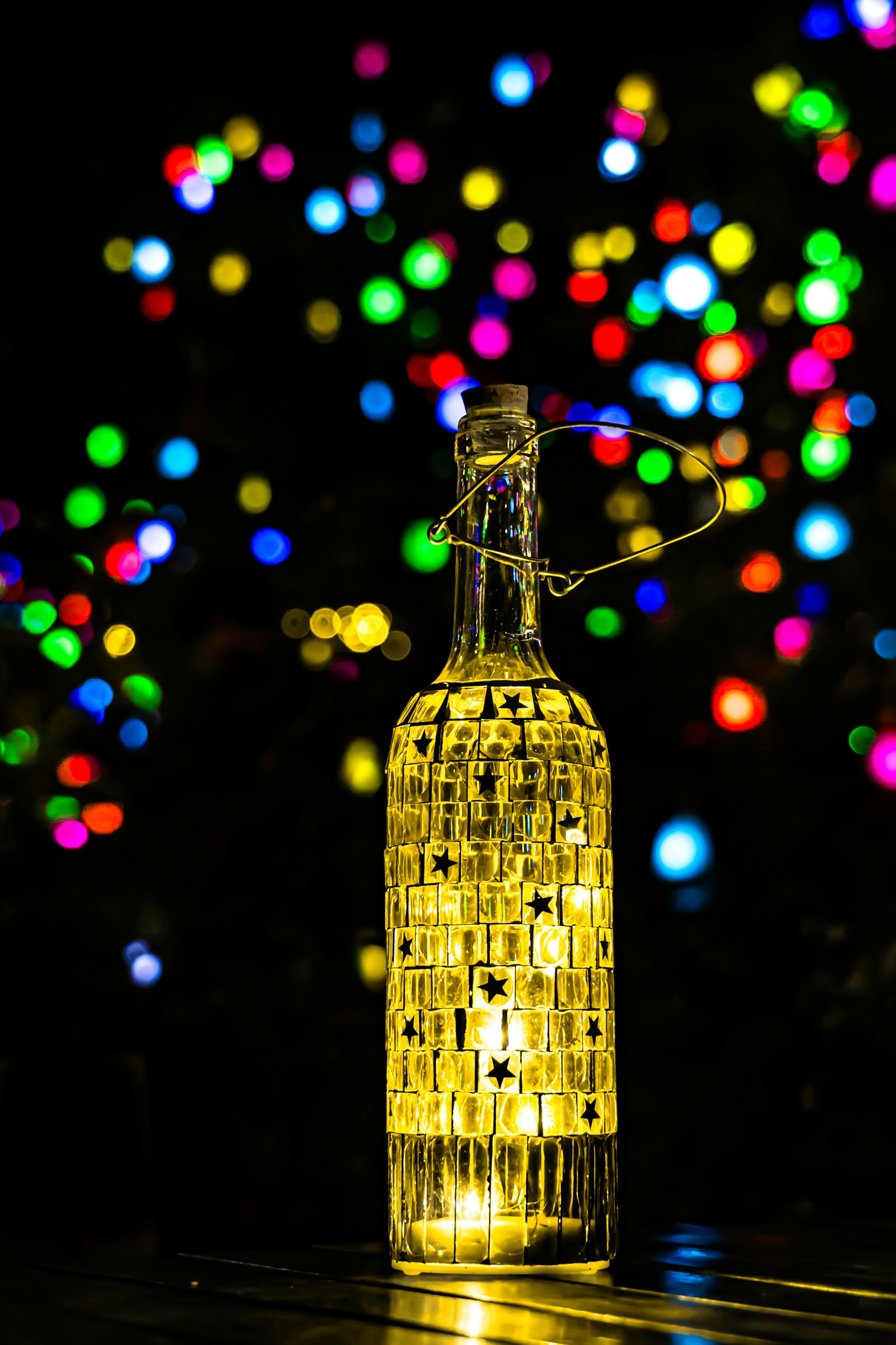 Una bottiglia che brilla con uno sfondo colorato in bokeh