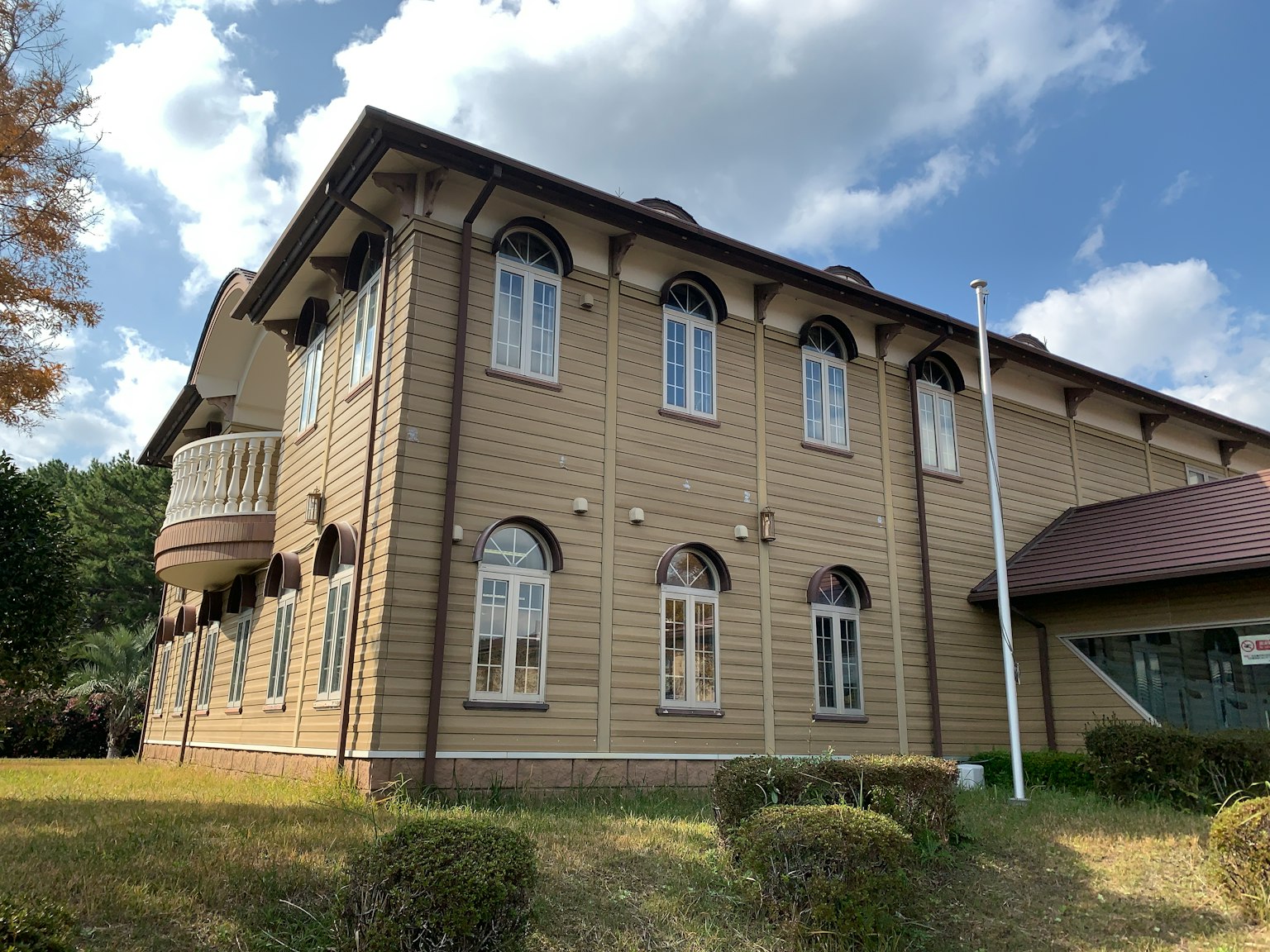 两层西式建筑，具有独特的拱形窗户