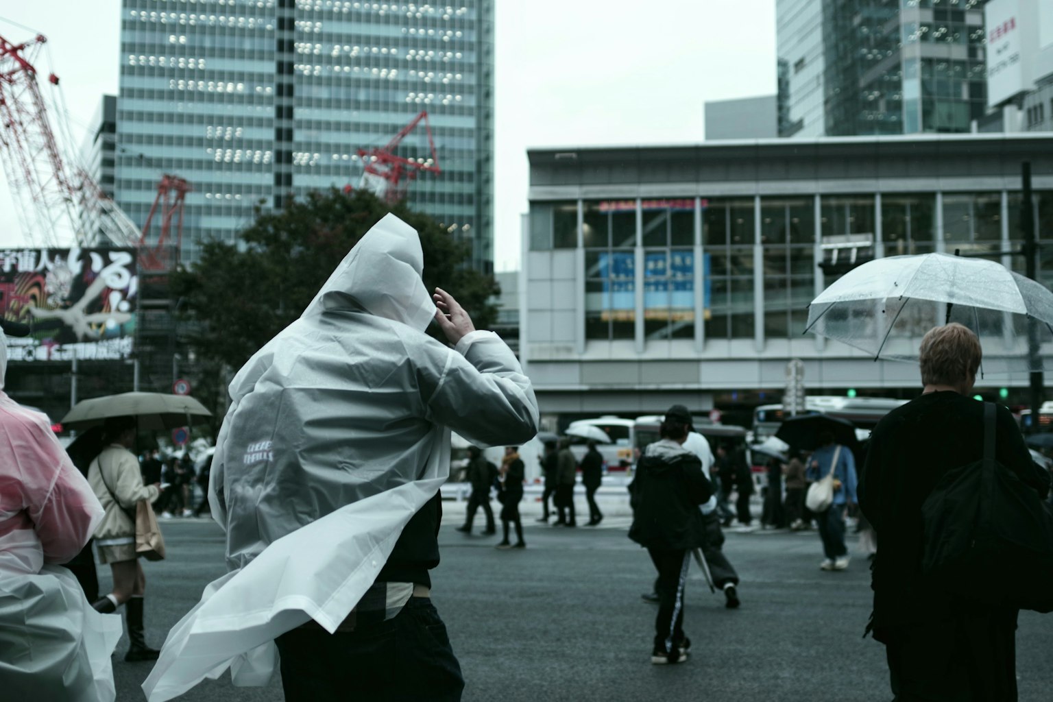 Scène urbaine avec des personnes marchant sous la pluie et des gratte-ciel en arrière-plan