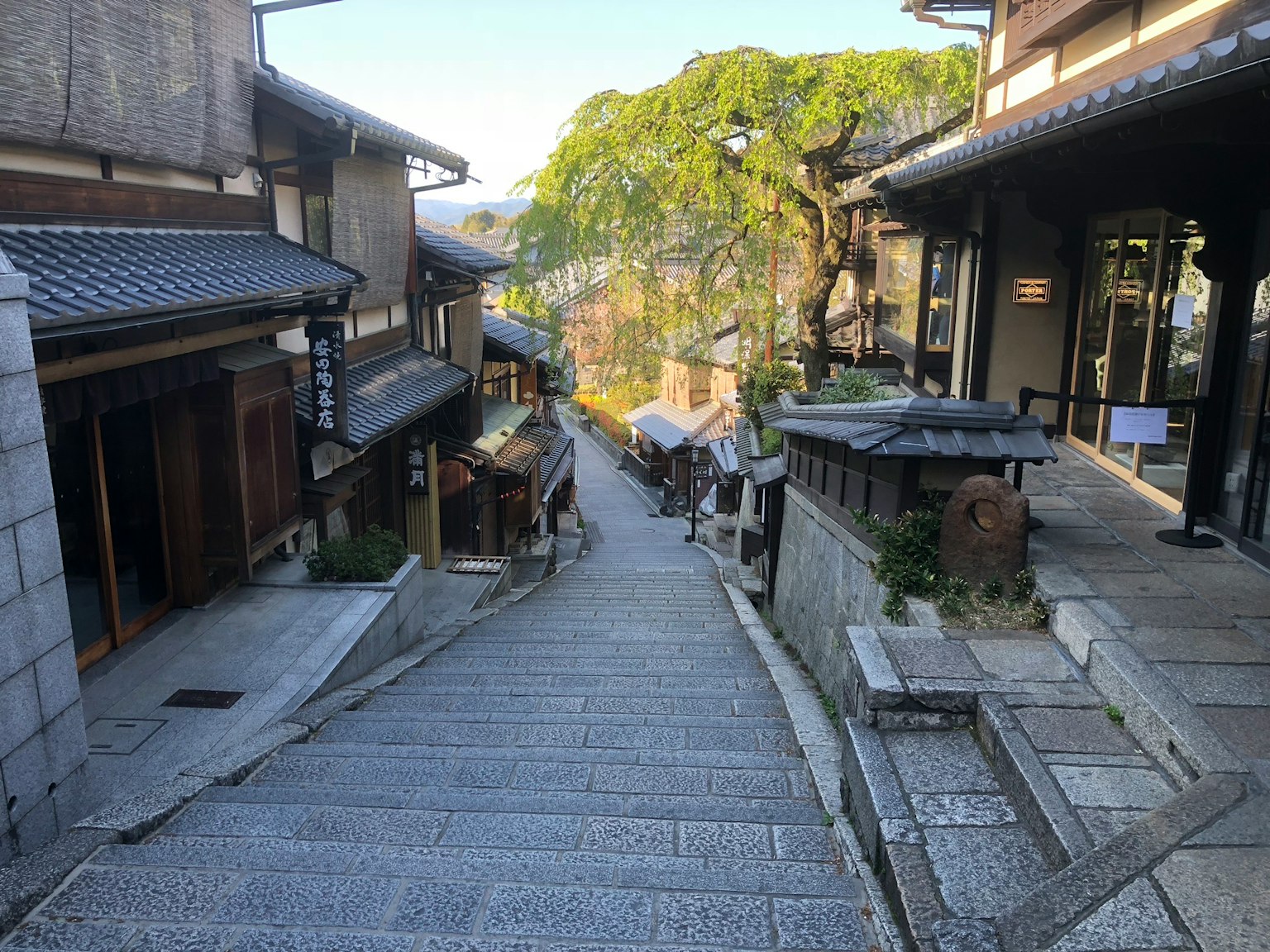 Malersicher Blick auf eine steinige Straße, gesäumt von traditionellen japanischen Gebäuden