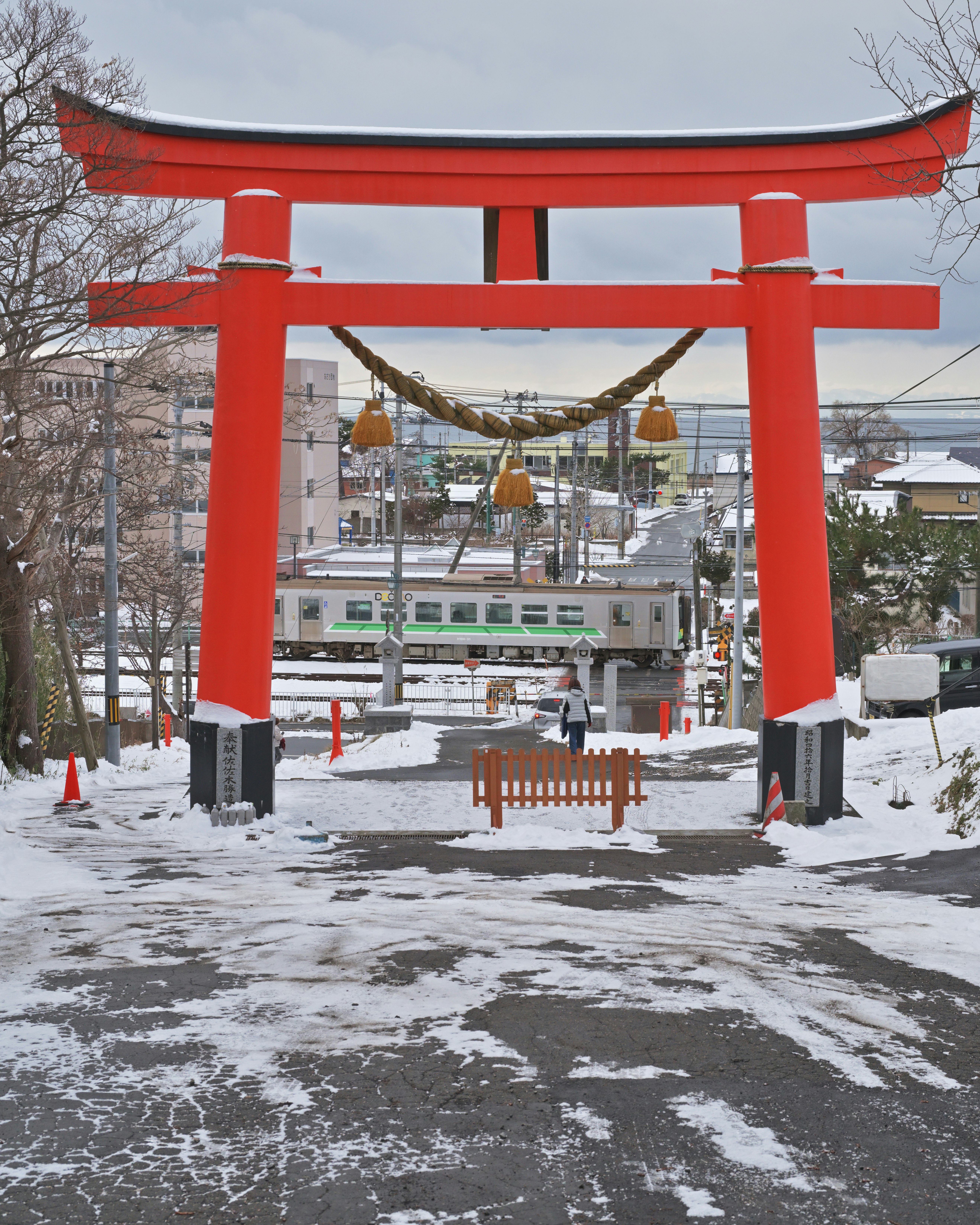 北海道洞爺湖町の虻田神社で雪の中に立つ朱色の鳥居