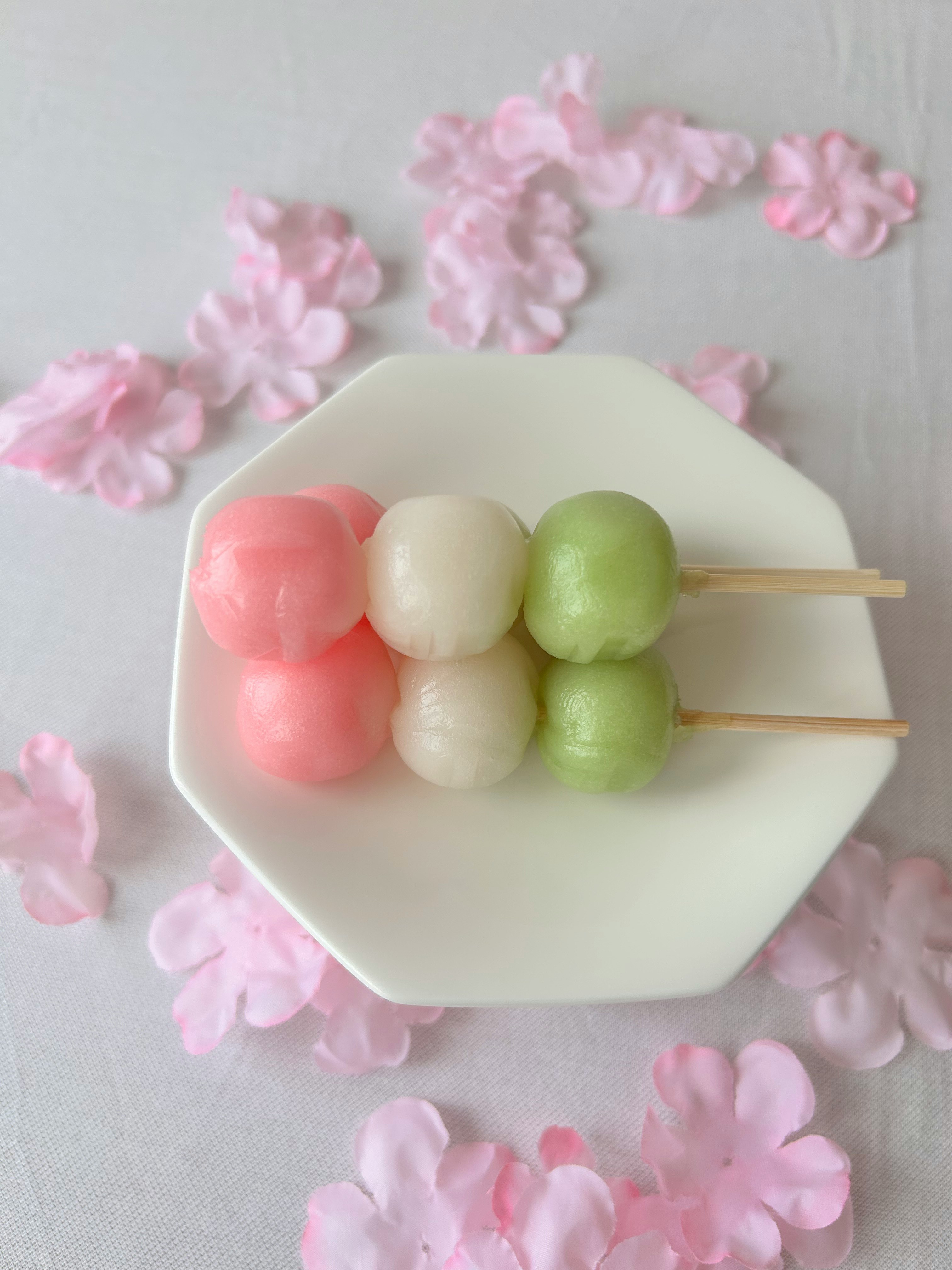 粉色花瓣与三色团子摆盘