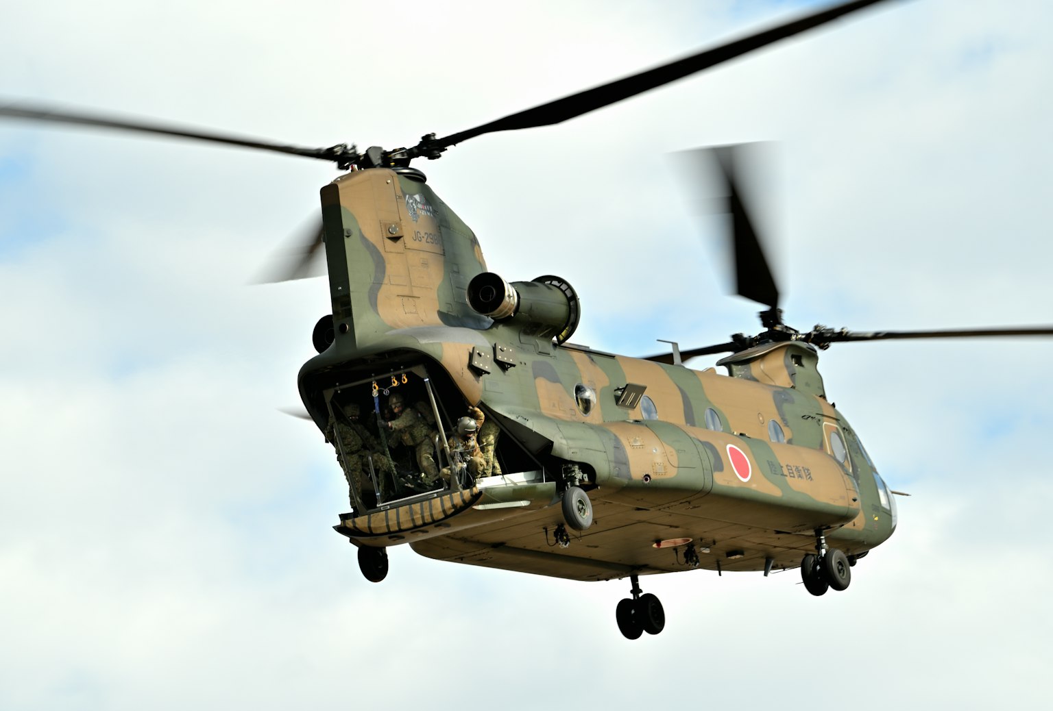 Elicottero CH-47 delle Forze di autodifesa giapponesi in volo