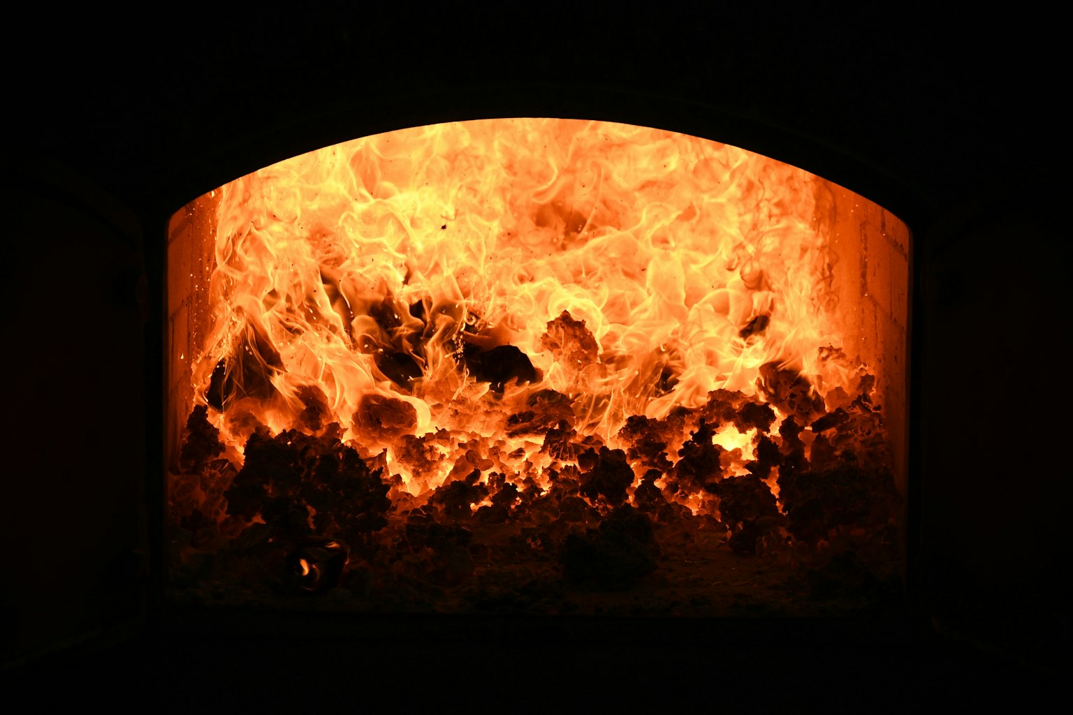 Imagen de llamas rugiendo dentro de un horno