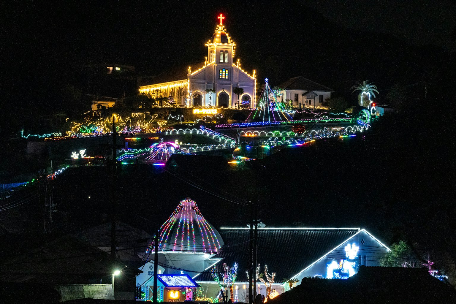 Luces coloridas decorando una iglesia por la noche