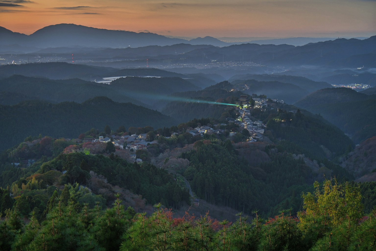 黃昏時分的山脈和村莊全景