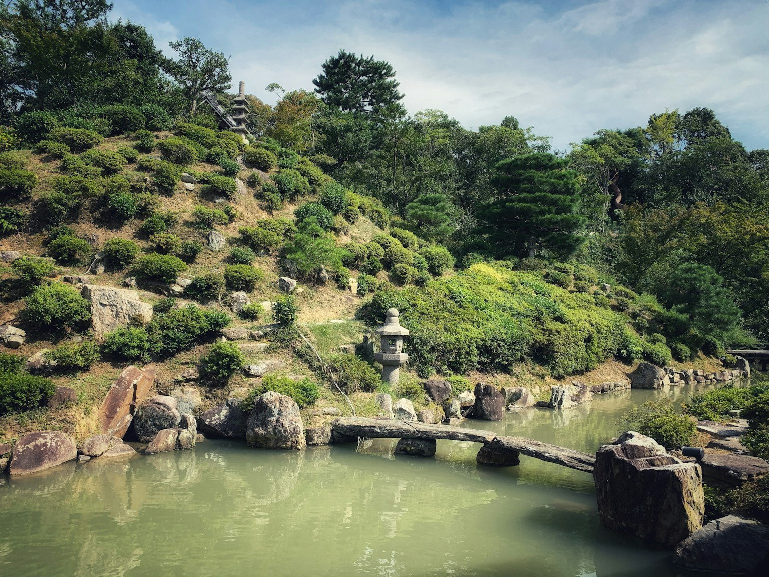 寧靜的日本庭園景觀特色橋和池塘