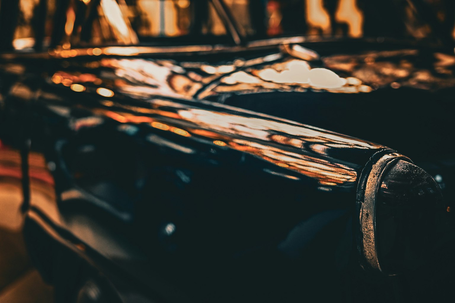 黒いクラシックカーの近接ショット 光沢のある表面と反射が特徴