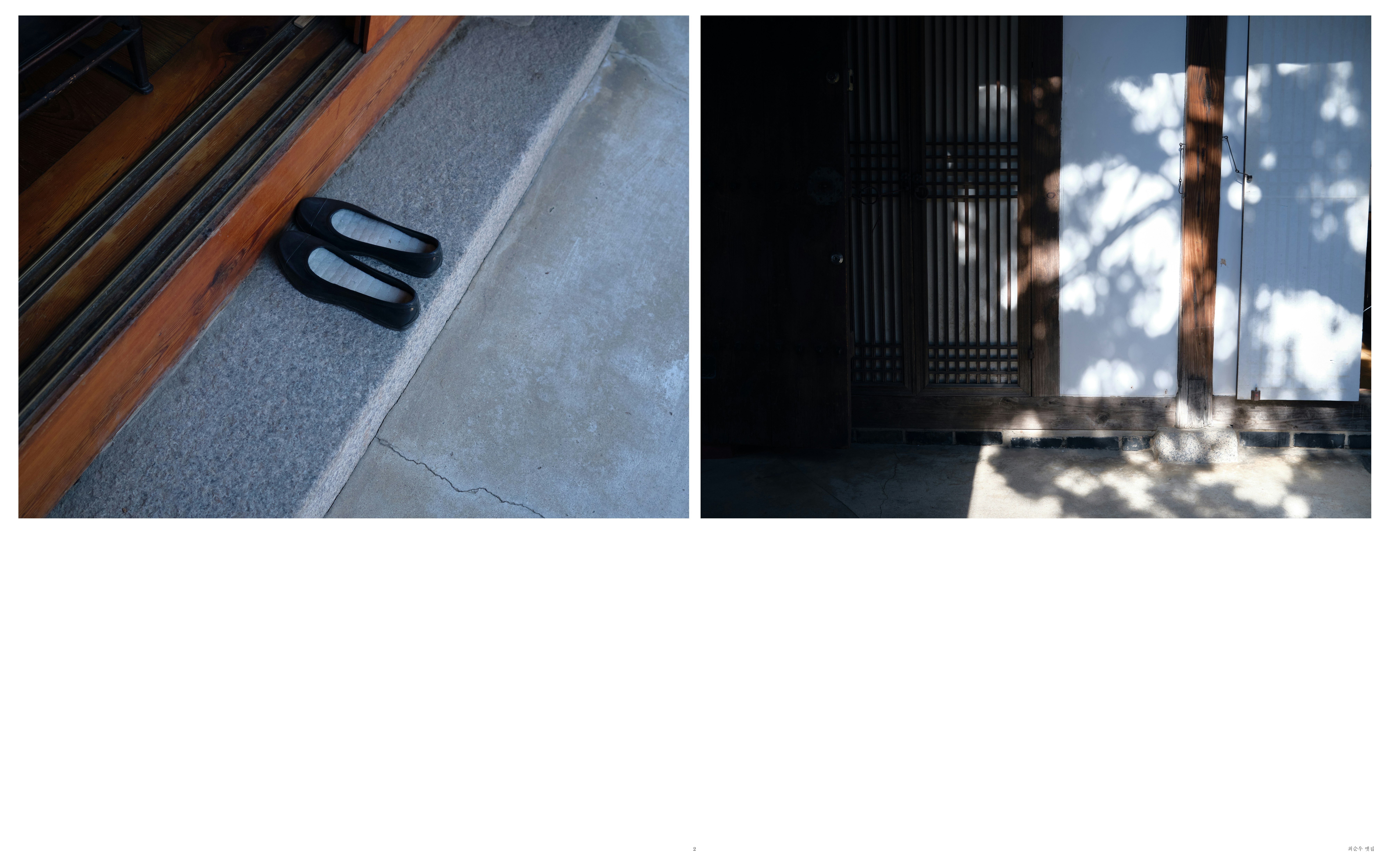 玄関マットの上の靴と室内の光が差し込む窓辺