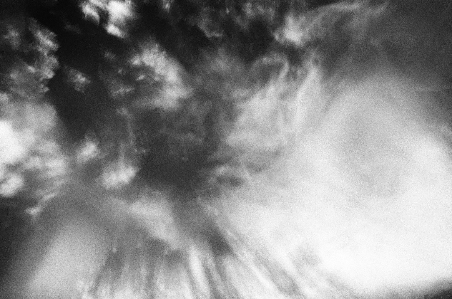 Imagen abstracta de nubes y movimiento de luz en blanco y negro