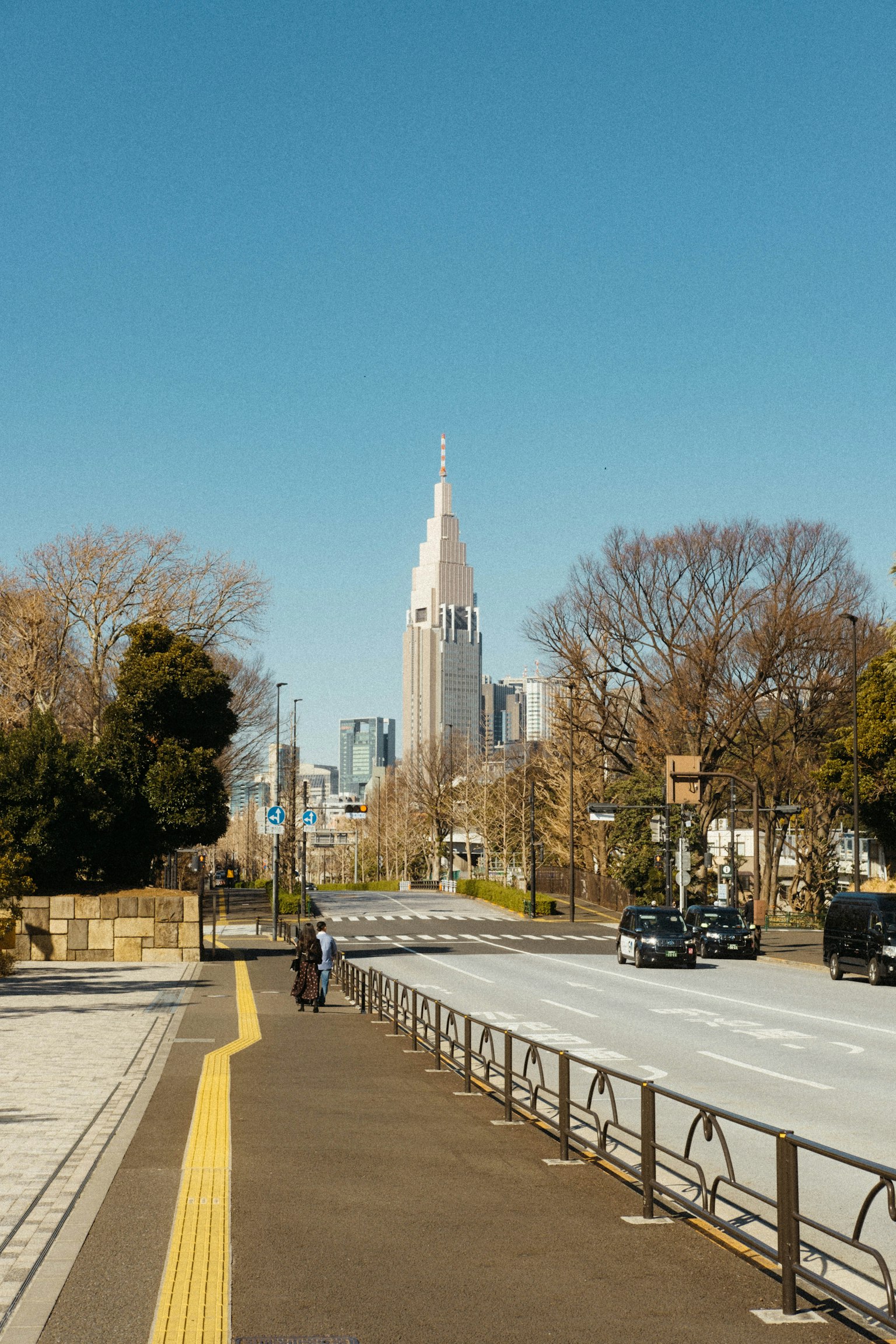 Blick auf die Wolkenkratzer von Shinjuku und den blauen Himmel