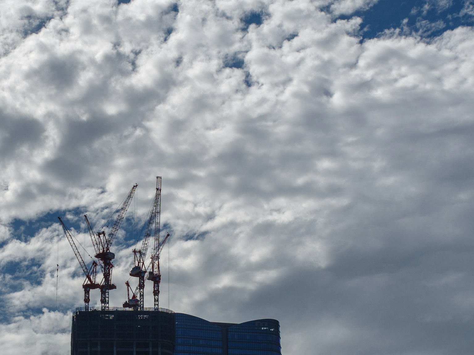 摩天大樓的施工現場,藍天上的白雲