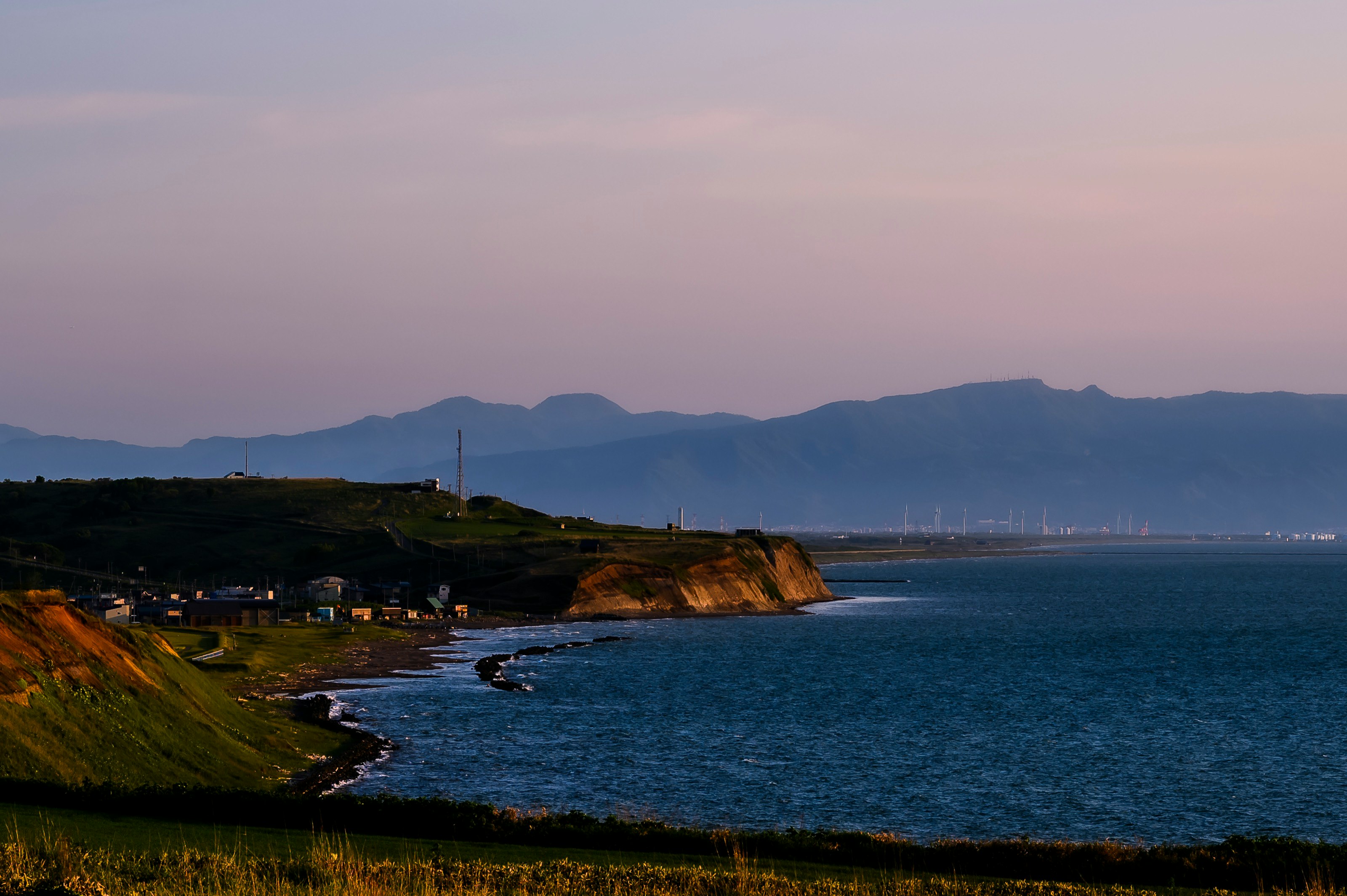 海岸悬崖与草坡海岸，延伸的海平线景色