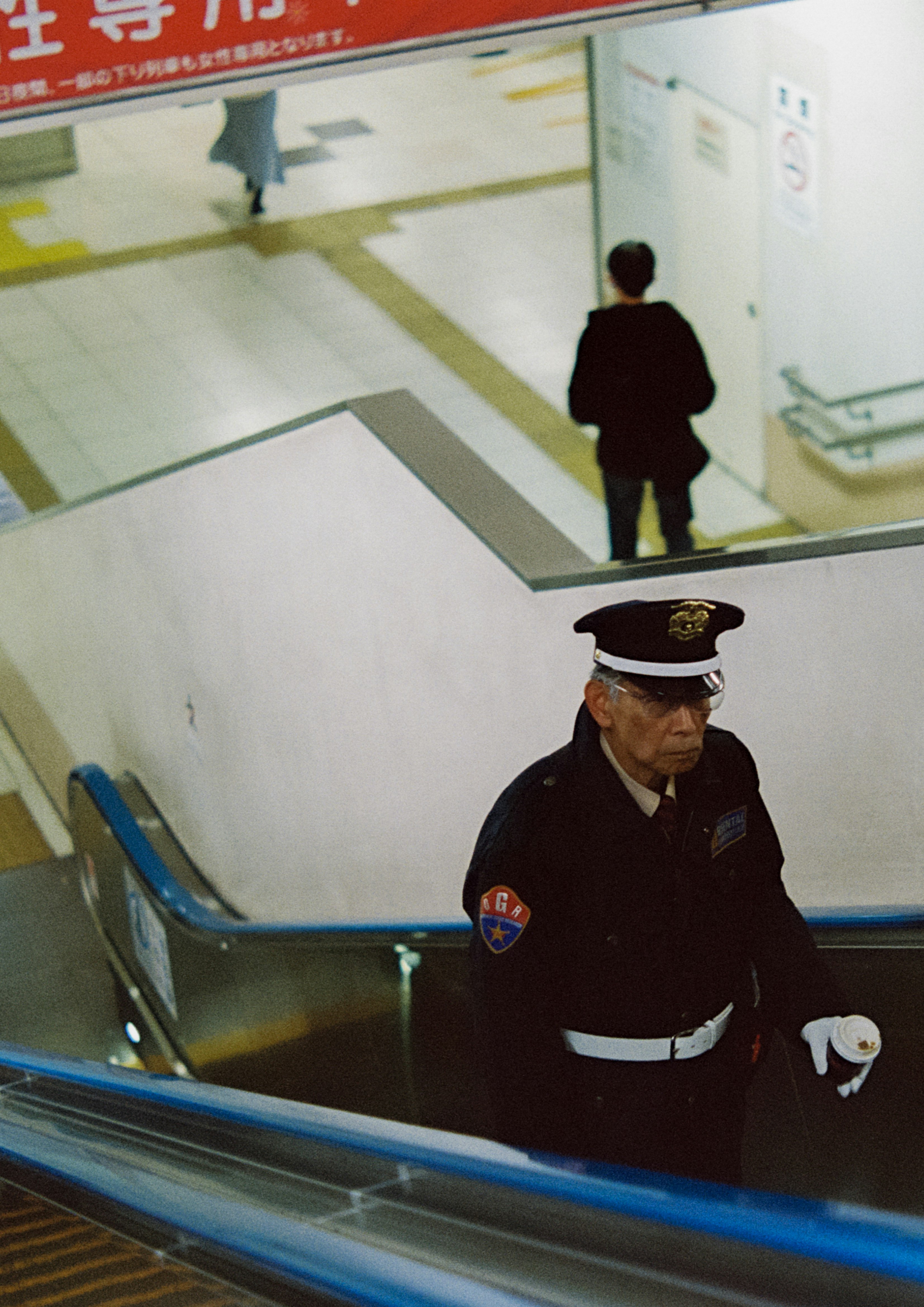 駅構内で制服警備員が立つ様子