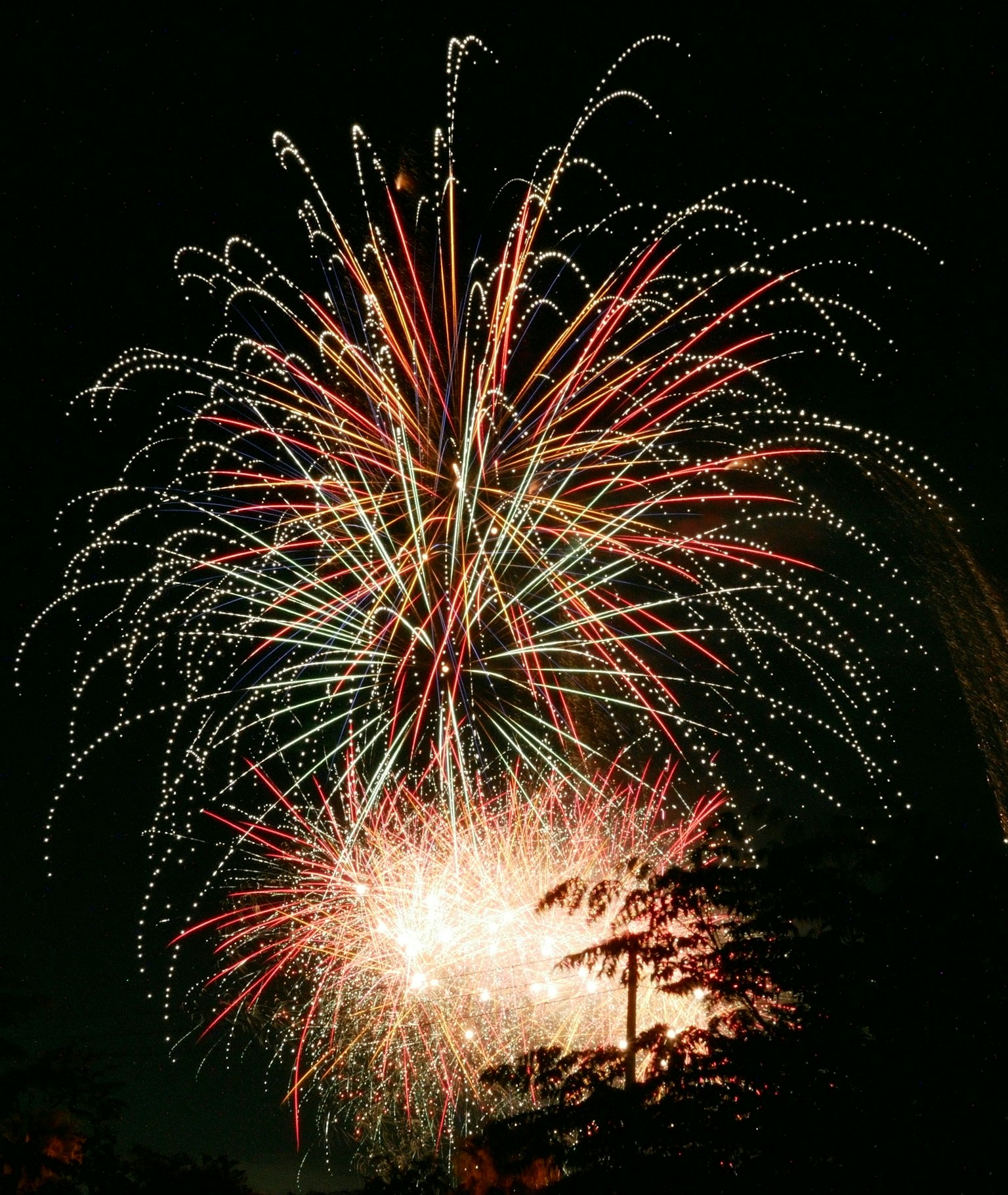 夜空中绽放的五彩烟花