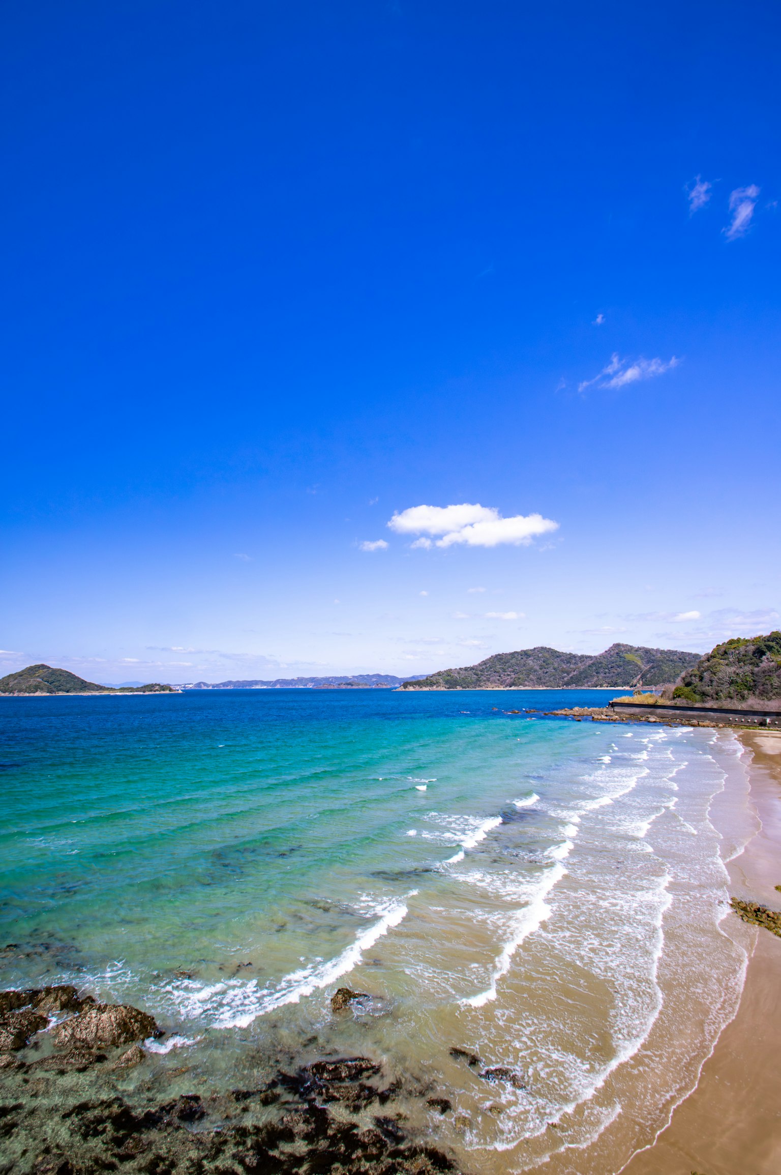Pemandangan pantai yang indah dengan langit biru dan air pirus