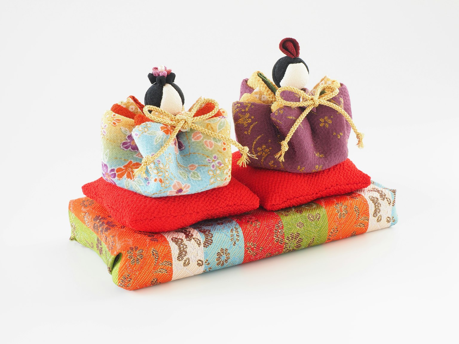 Bambole hina giapponesi tradizionali posizionate su cuscini rossi