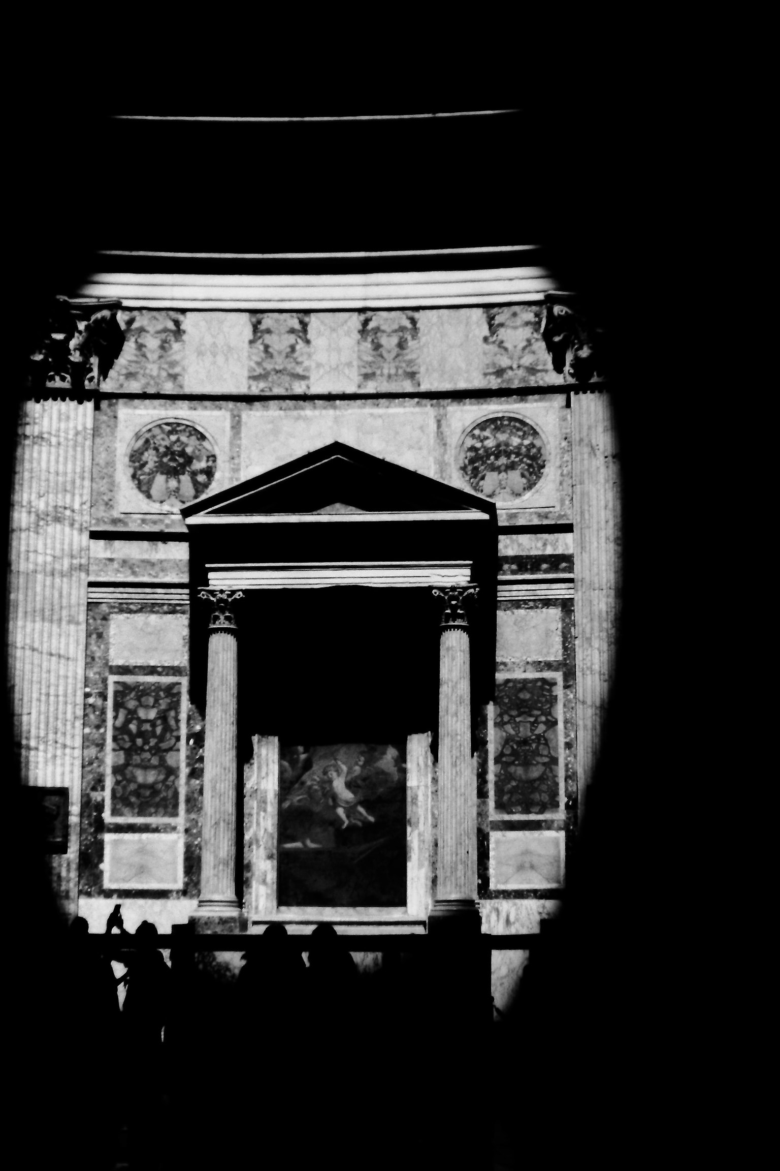 Façade d'un bâtiment ancien avec des sculptures sur fond sombre