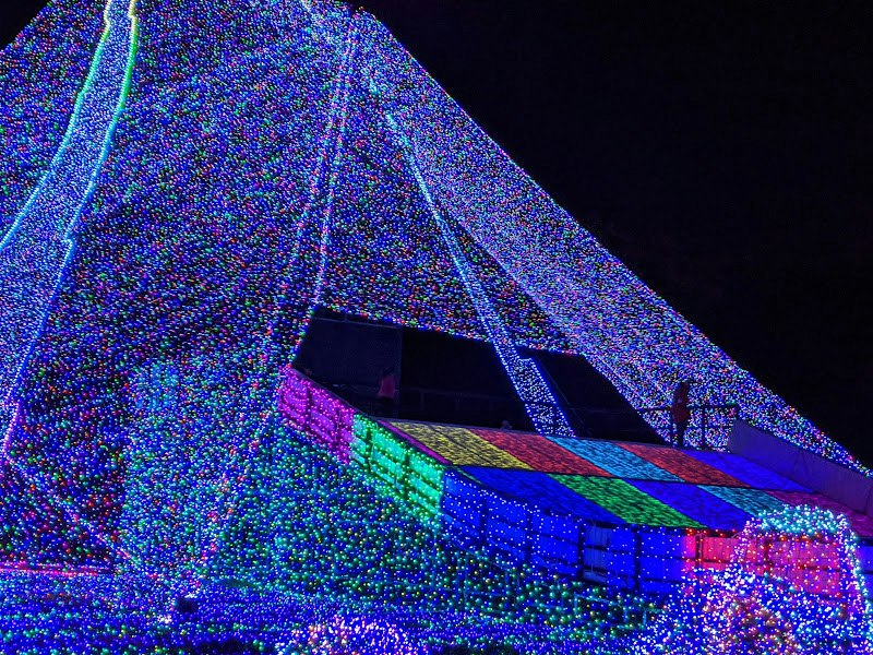 カラフルなイルミネーションで彩られたドーム状の建物の夜景