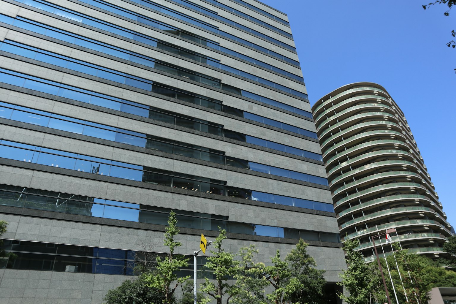 現代建築，擁有光滑的玻璃外觀和圓柱形結構