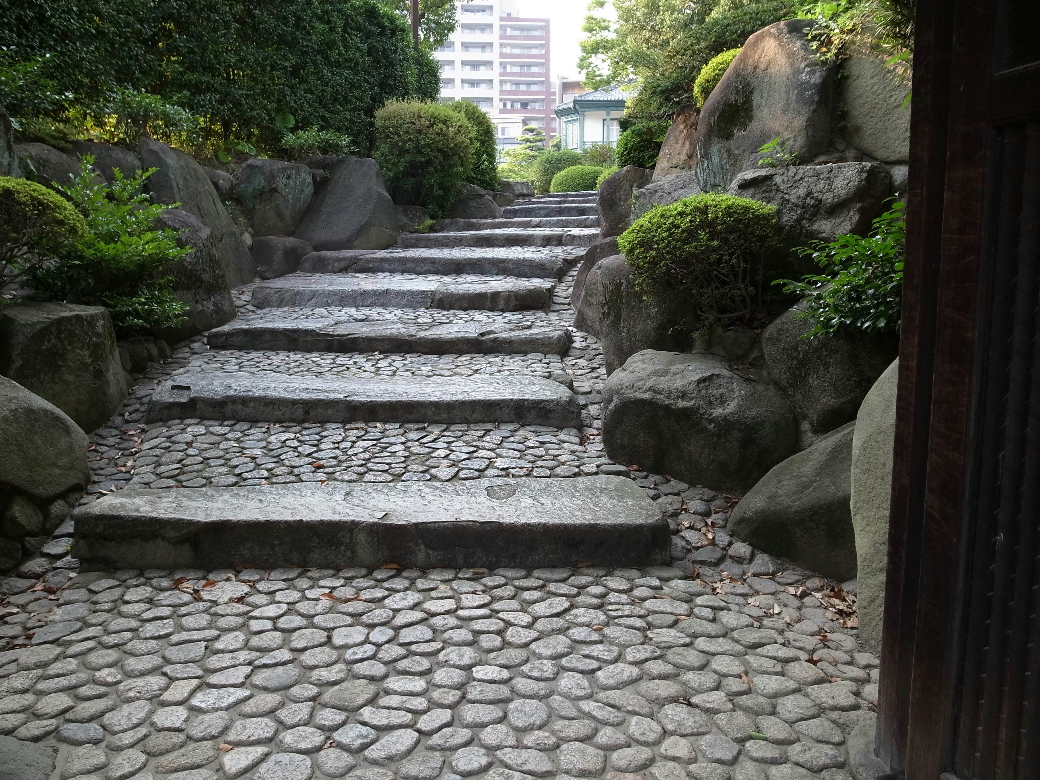 石畳の小道と苔むした庭の階段