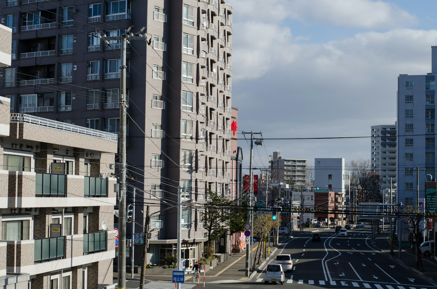 Paysage urbain de Tokyo avec des immeubles de grande hauteur et de larges rues
