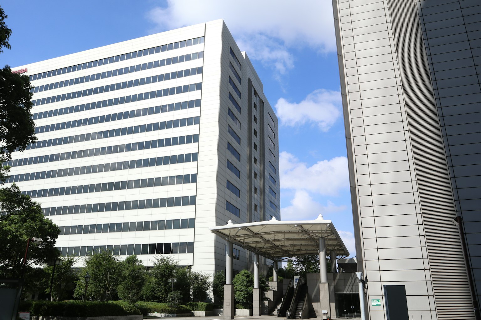 現代建築和天空背景的辦公大樓照片