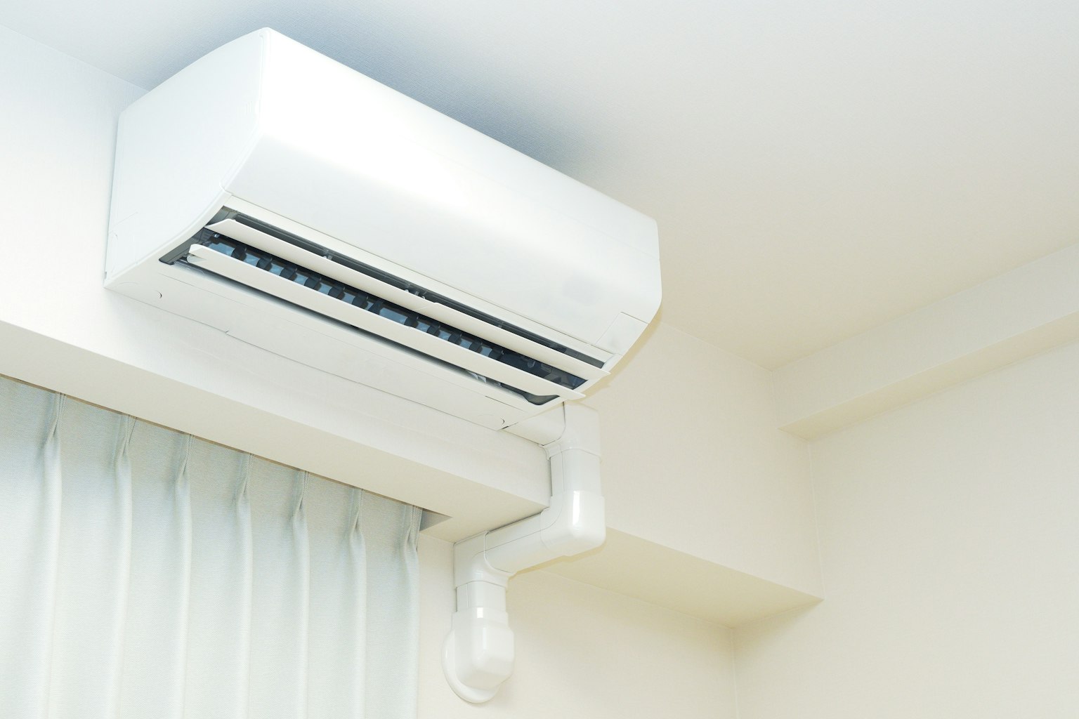 Vue intérieure avec un climatiseur blanc monté au plafond