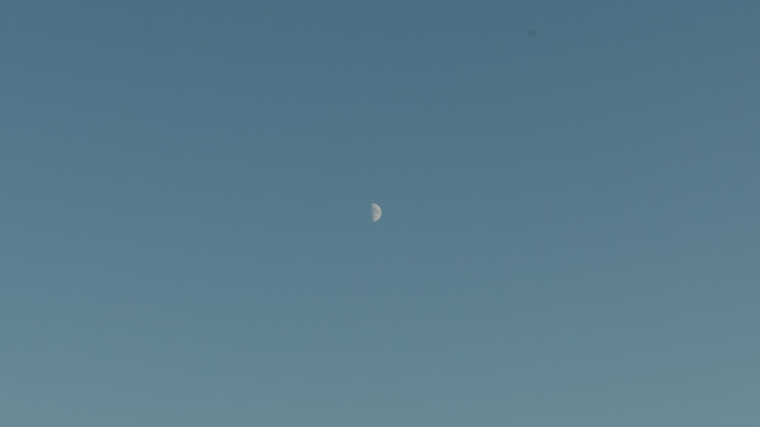 Weißes Objekt schwebt in einem blauen Himmel