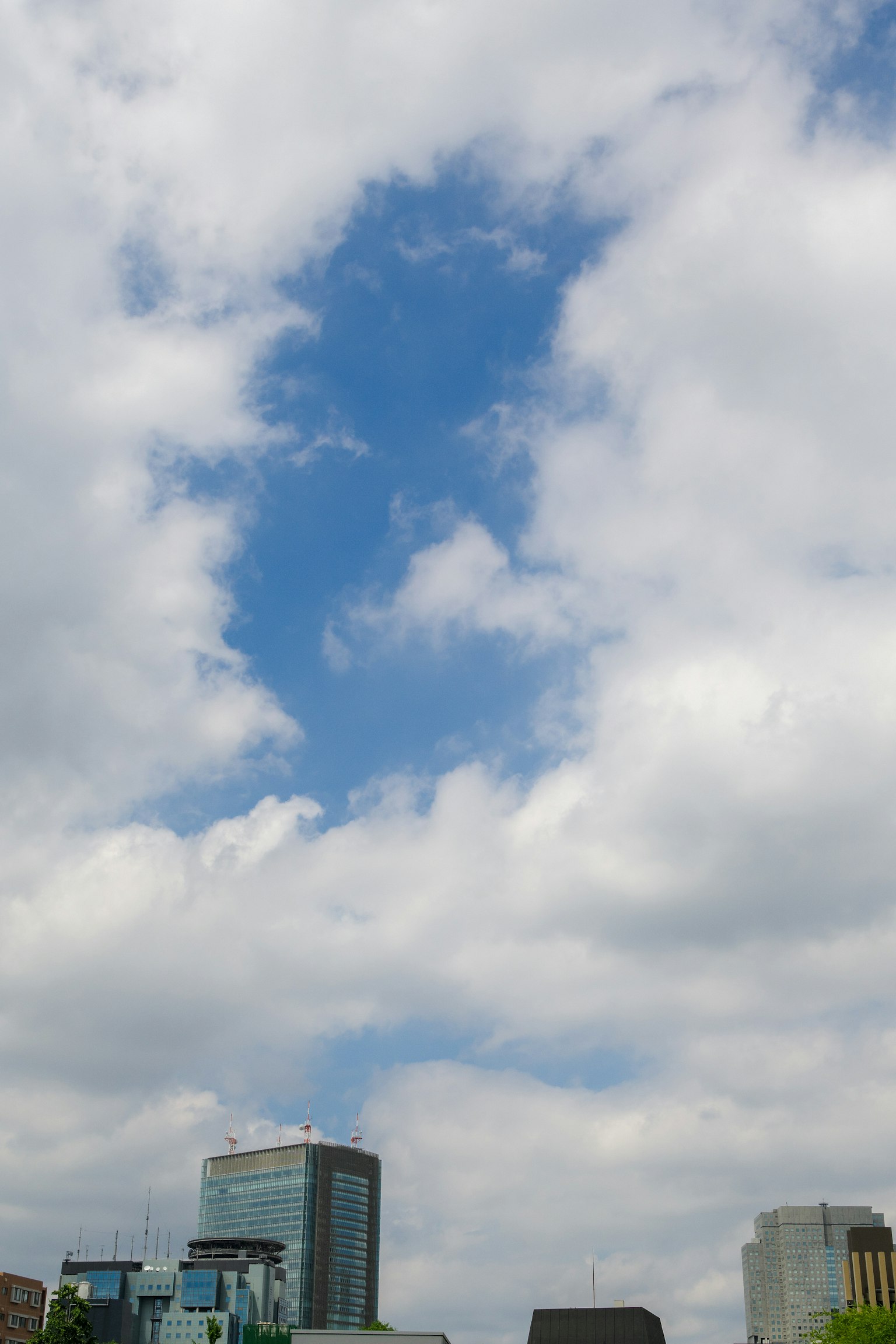 Orizzonte urbano con cielo blu e nuvole bianche