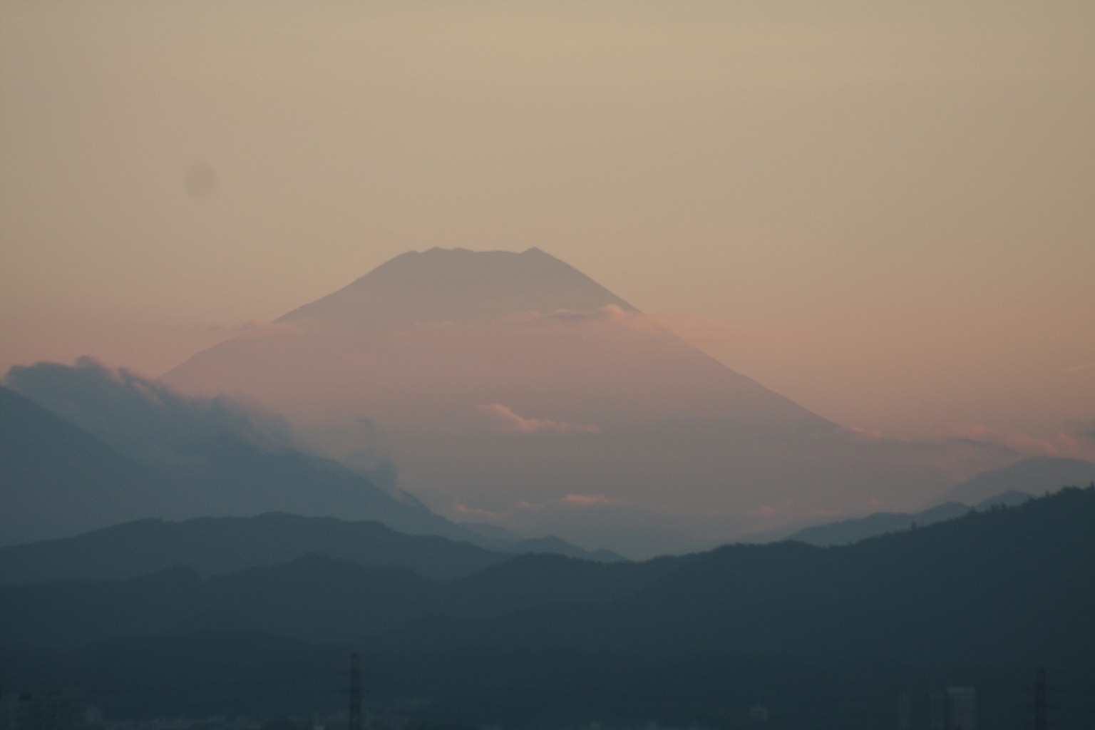 Silhouette du mont Fuji et des montagnes environnantes au crépuscule